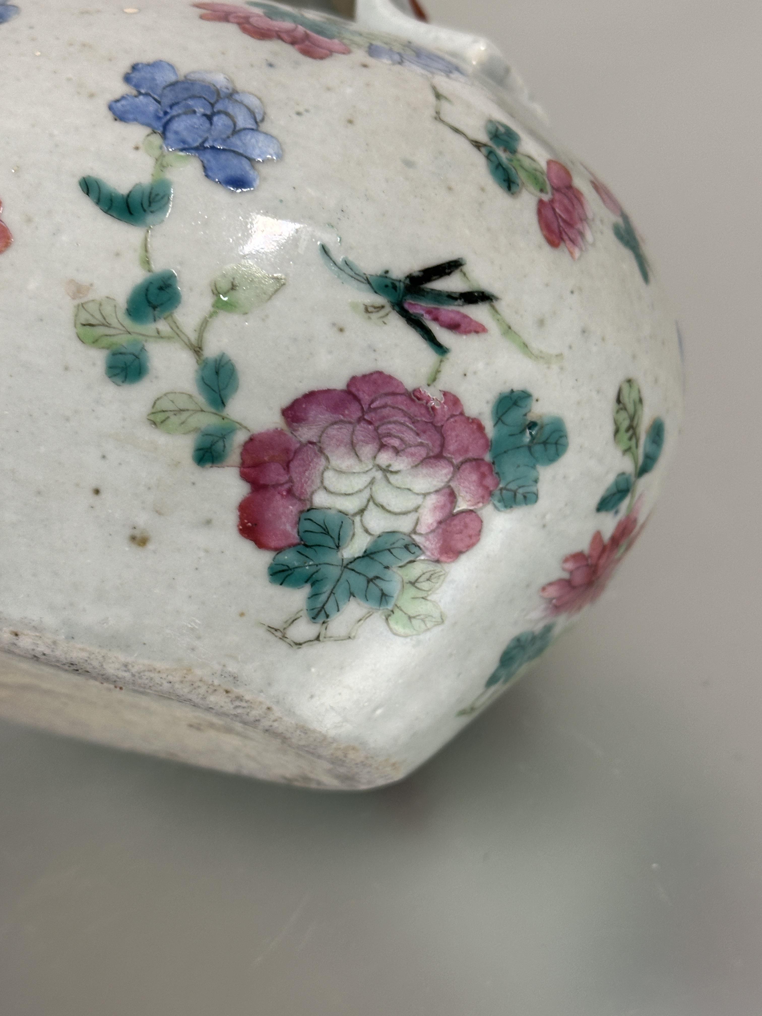 A 19th Chinese Ching porcelain gentleman's table chamber pot with bell mouth and handle to top of - Image 6 of 7