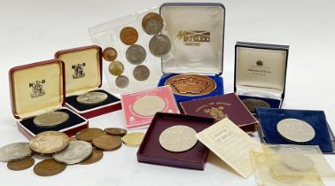 A collection of vintage coins and medallions comprising a boxed 1986 Commonwealth games