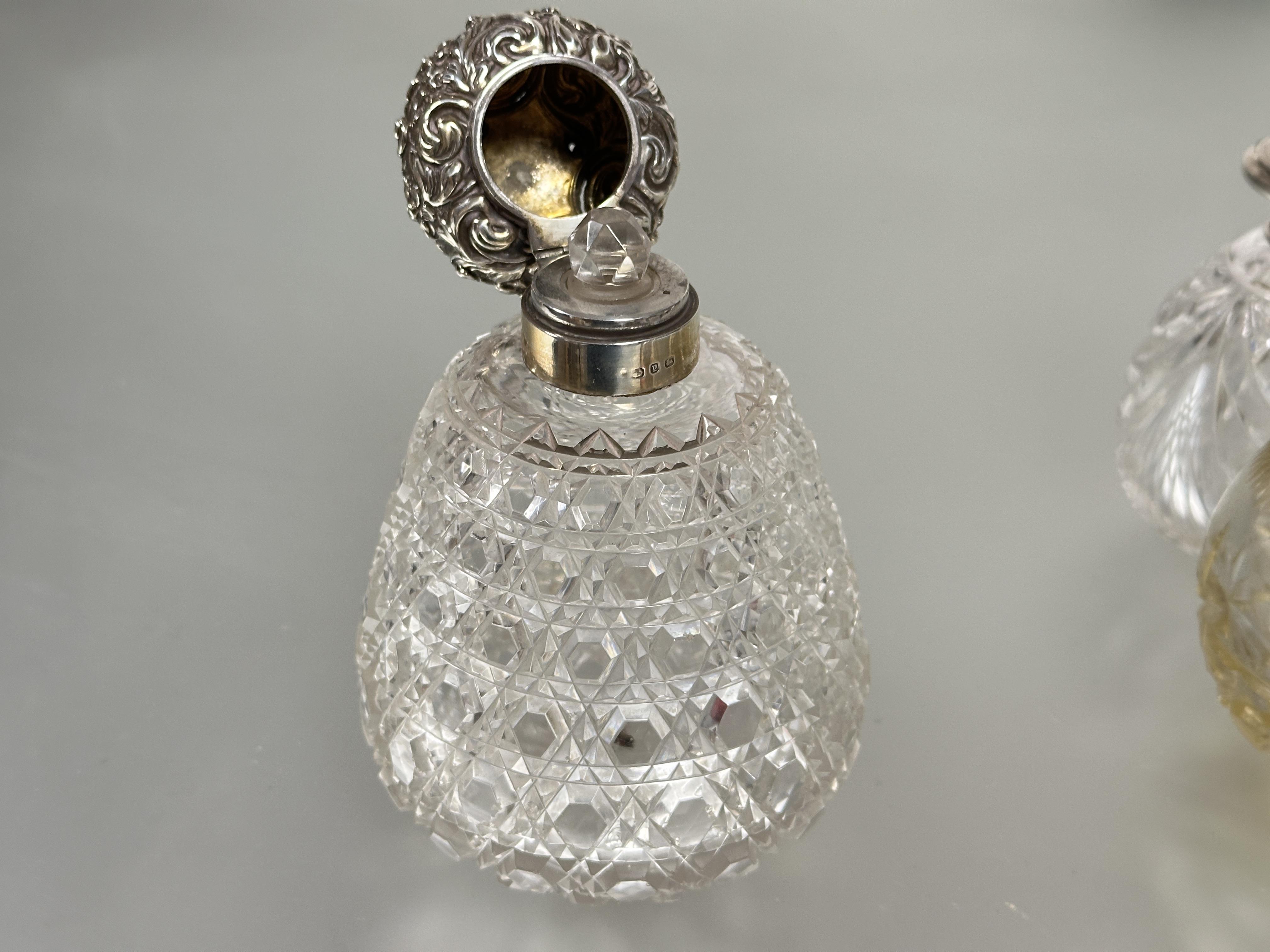A large Victorian crystal slice cut flared perfume bottle with Birmingham silver hinged mounted - Image 3 of 5
