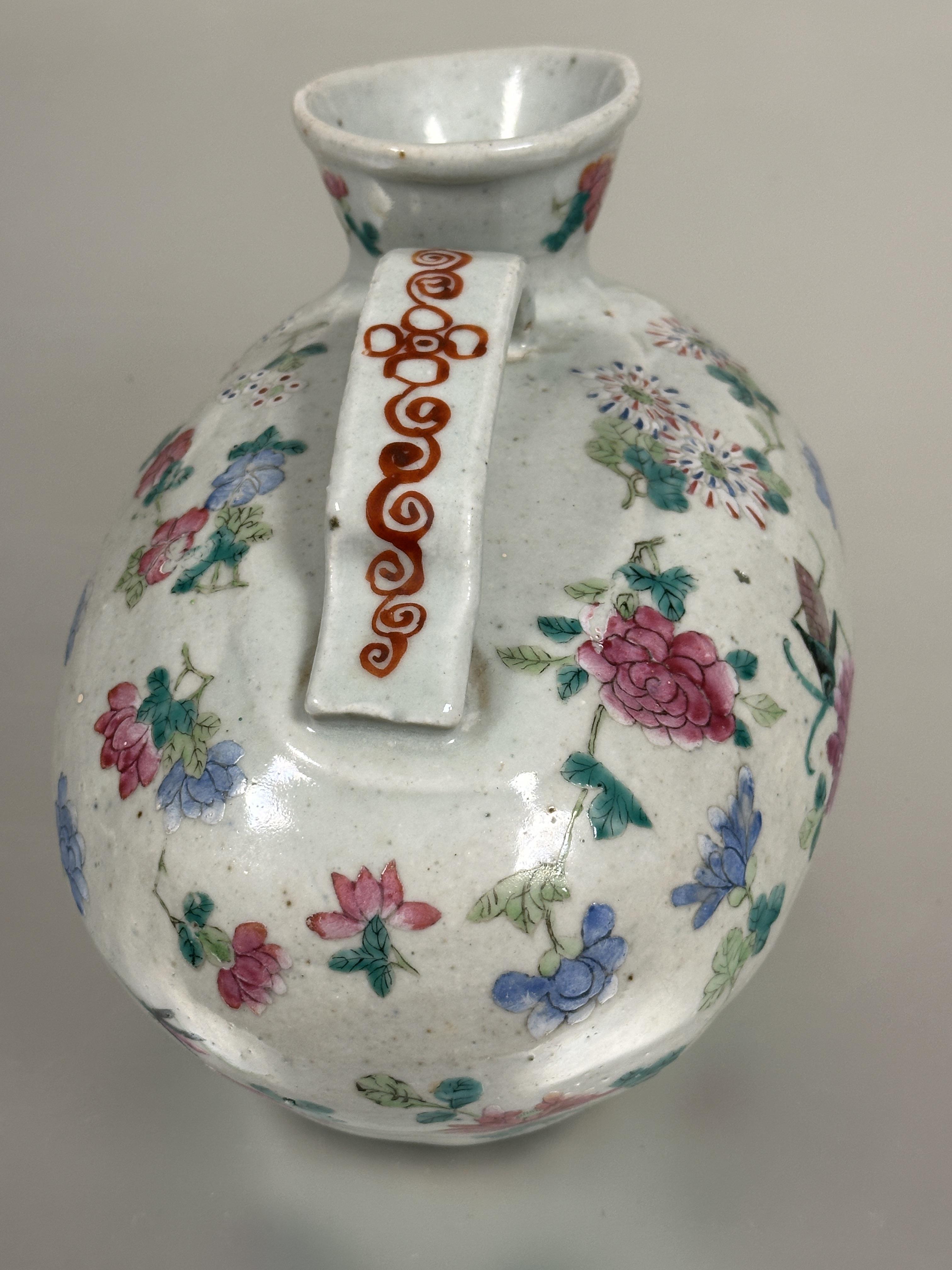 A 19th Chinese Ching porcelain gentleman's table chamber pot with bell mouth and handle to top of - Image 4 of 7