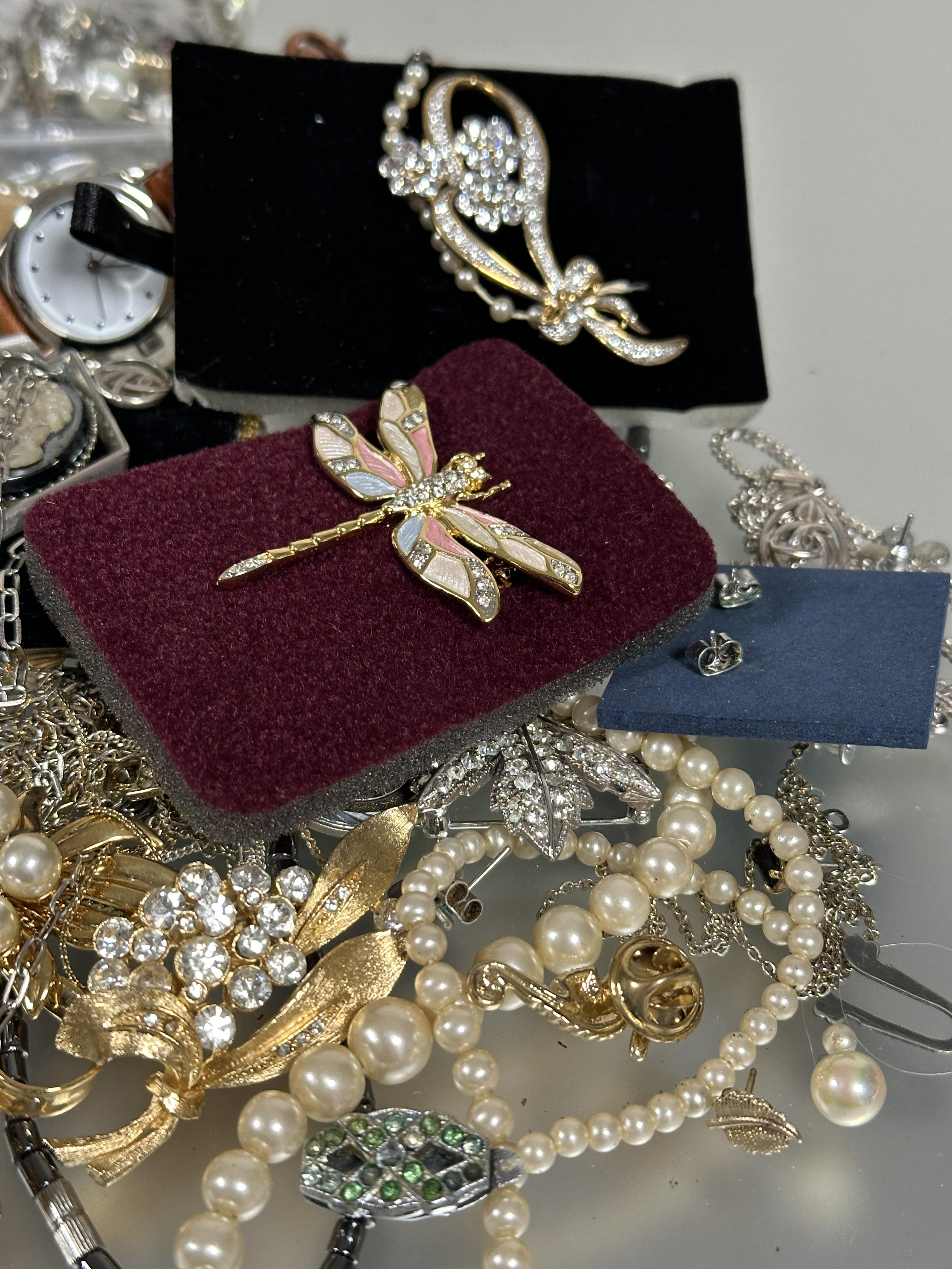 A collection of costume jewellery to include, a dragon fly enamel and past brooch, cat brooch - Image 5 of 6