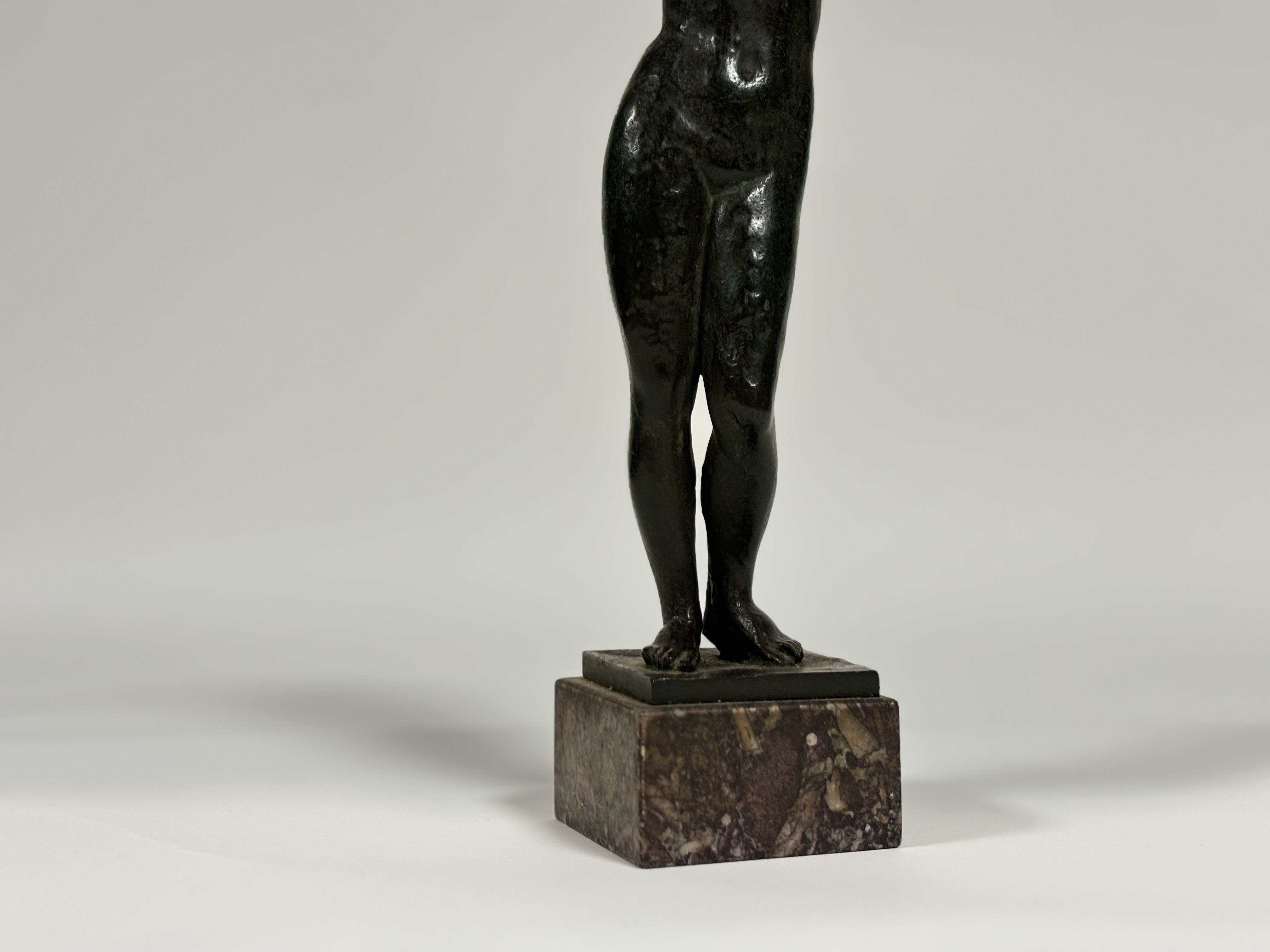 After the Antique, a bronze figure of a standing female bather, unsigned, mounted on a marble - Image 3 of 6