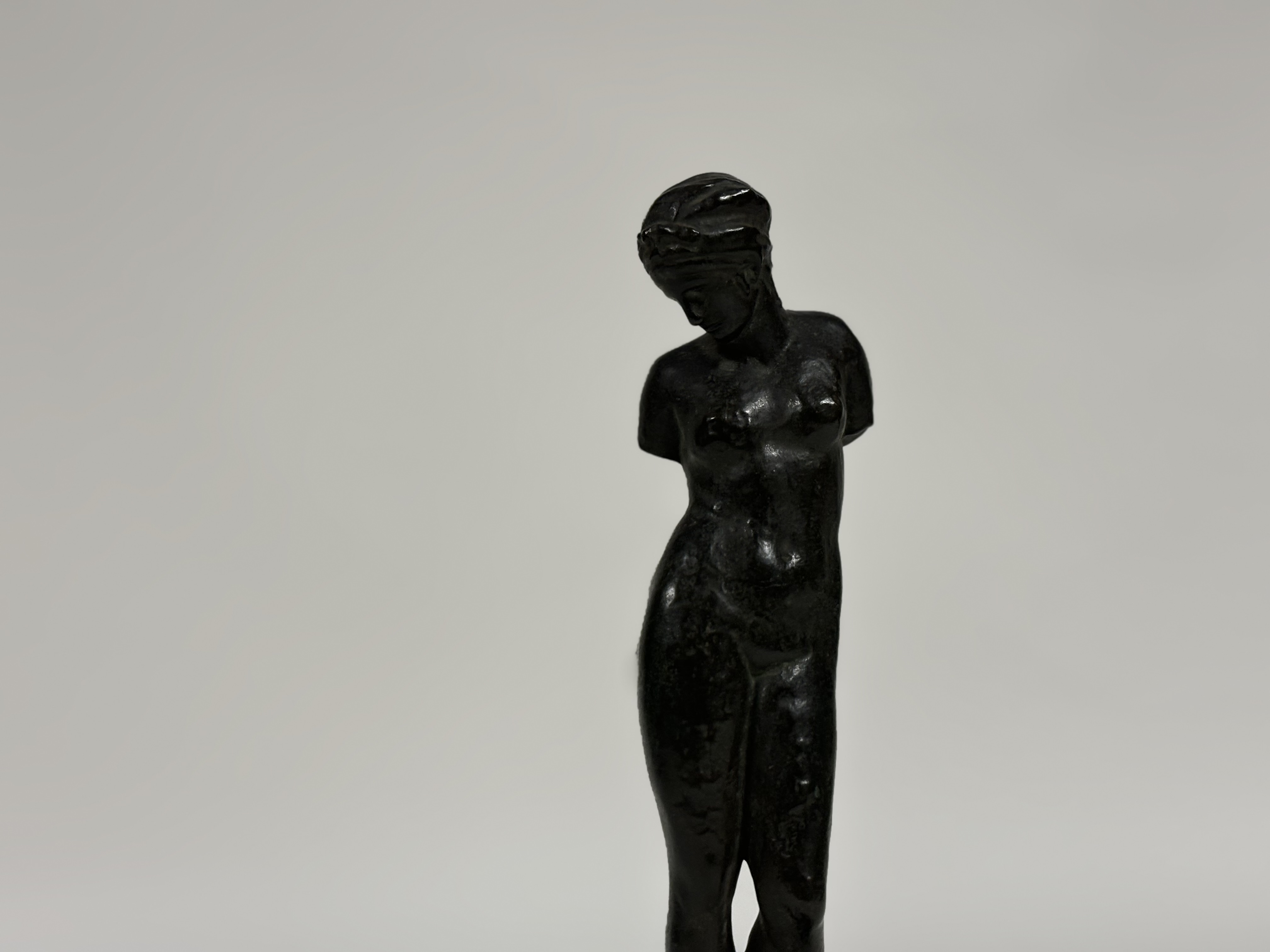 After the Antique, a bronze figure of a standing female bather, unsigned, mounted on a marble - Image 5 of 6