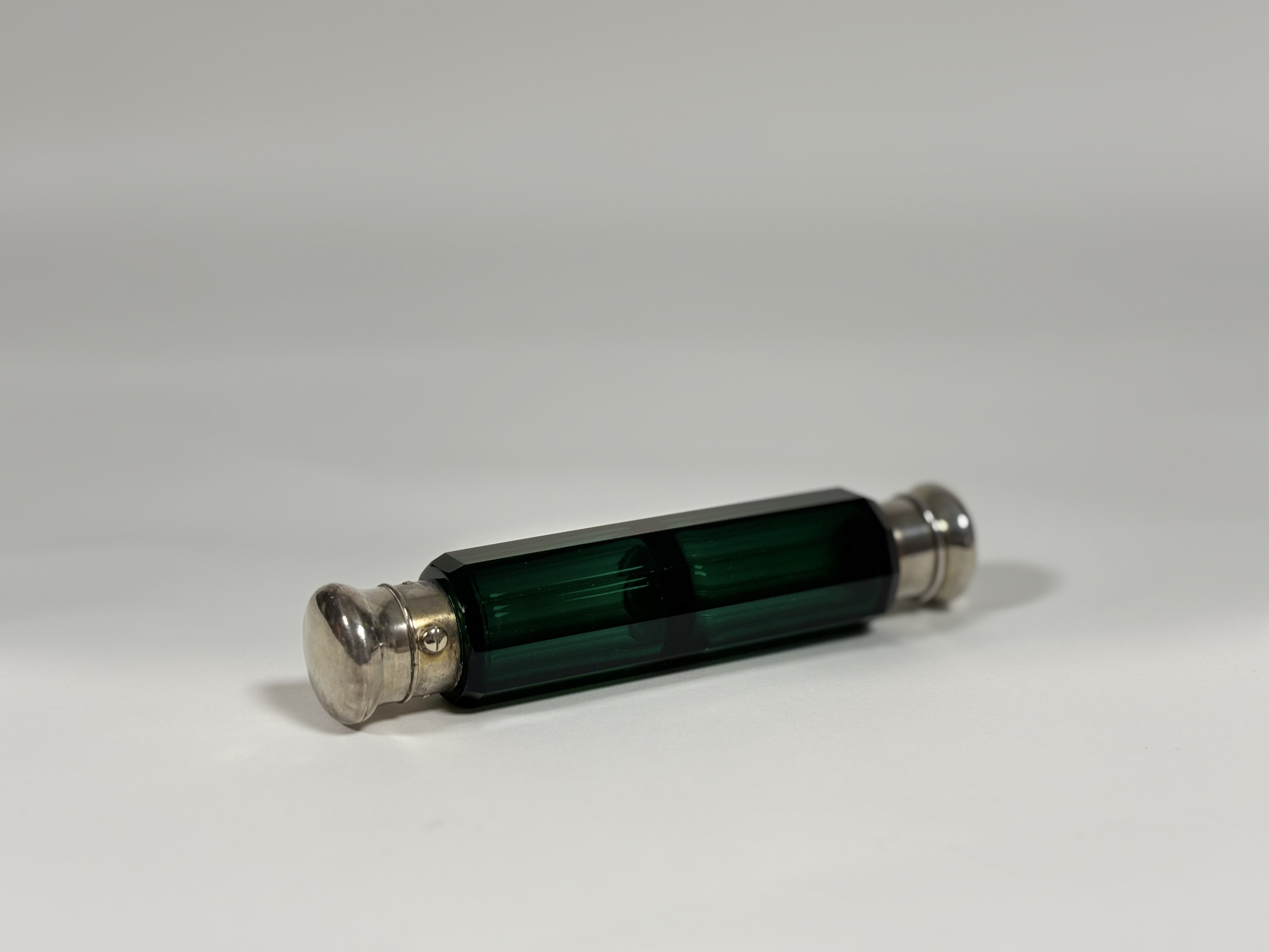 Two late 19th century scent bottles: the first a double-ended bottle in green glass, of faceted - Image 6 of 9