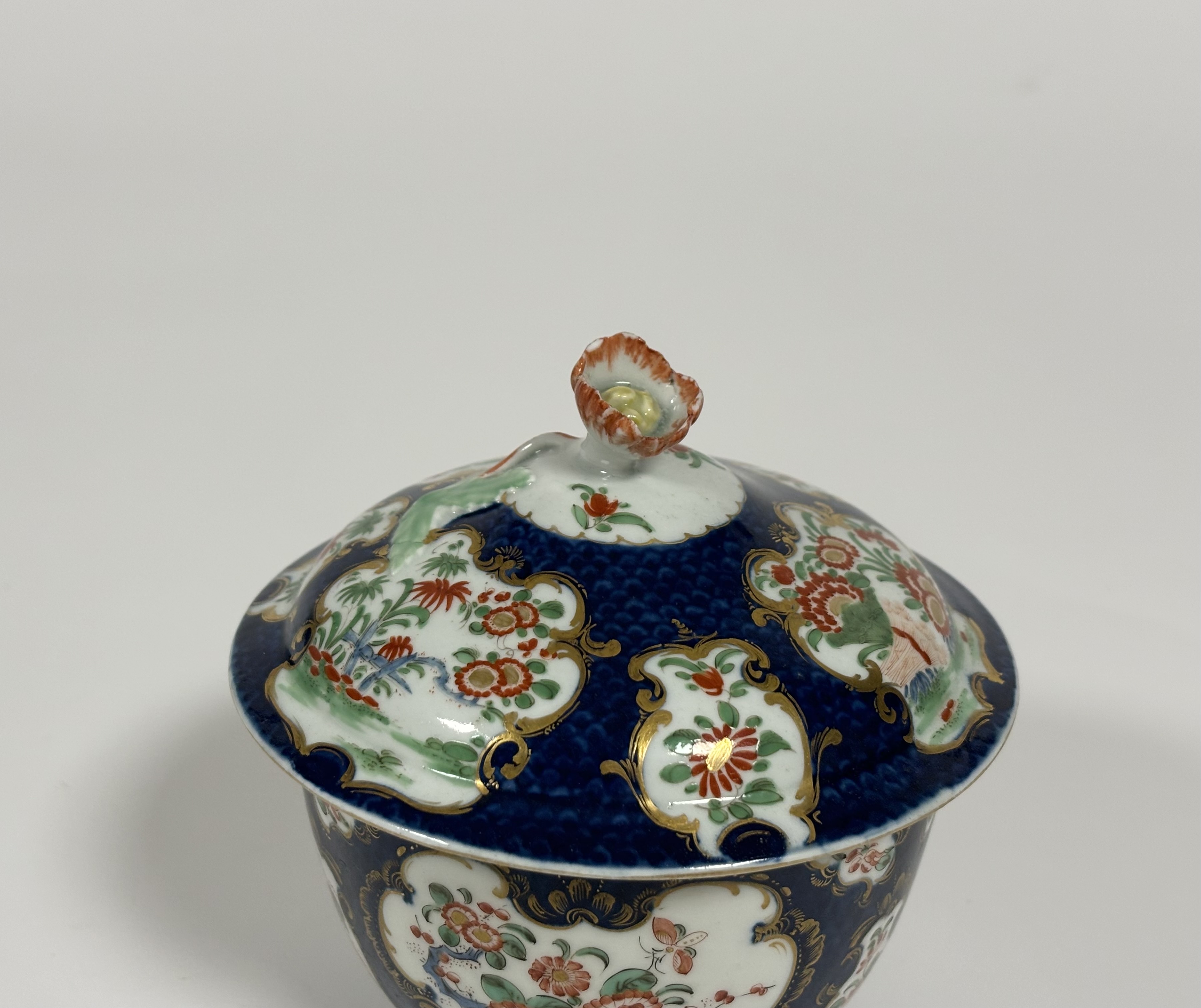 A Worcester porcelain sucrier and cover, c. 1775, painted in Kakiemon style with the Rich Queen's - Image 2 of 6