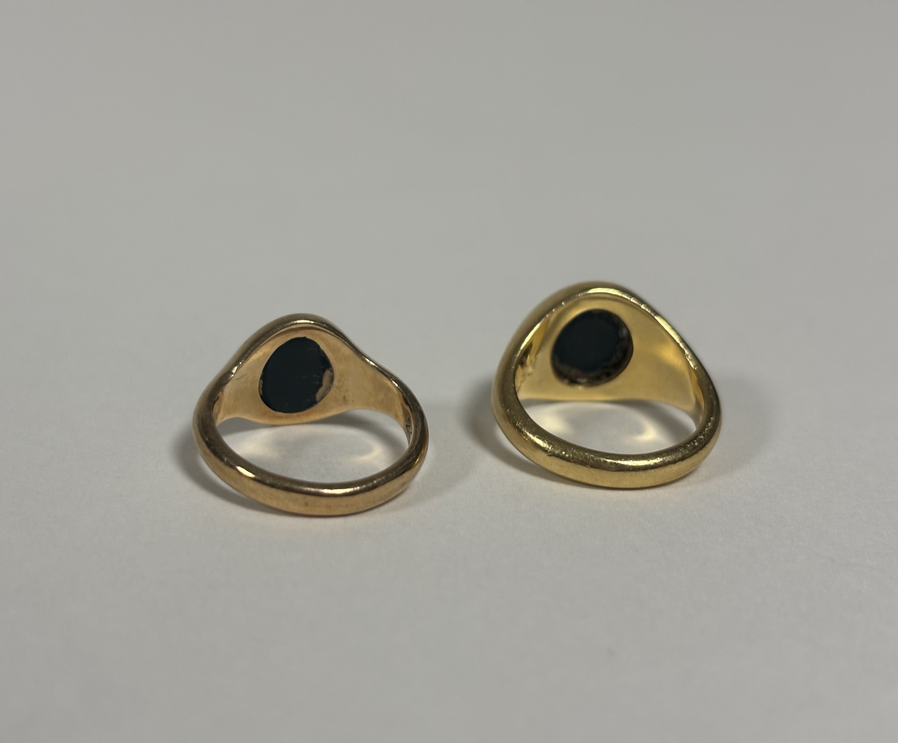 An 18ct gold signet ring, inset with an oval bloodstone plaque; together with a 9ct gold signet - Image 4 of 4