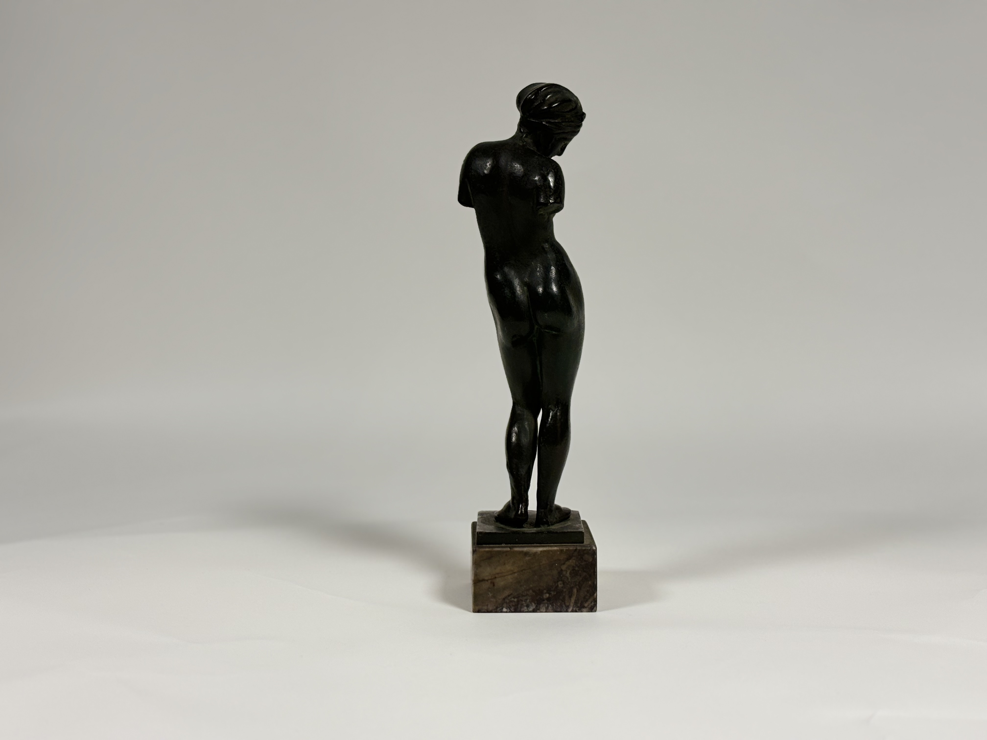 After the Antique, a bronze figure of a standing female bather, unsigned, mounted on a marble - Image 4 of 6