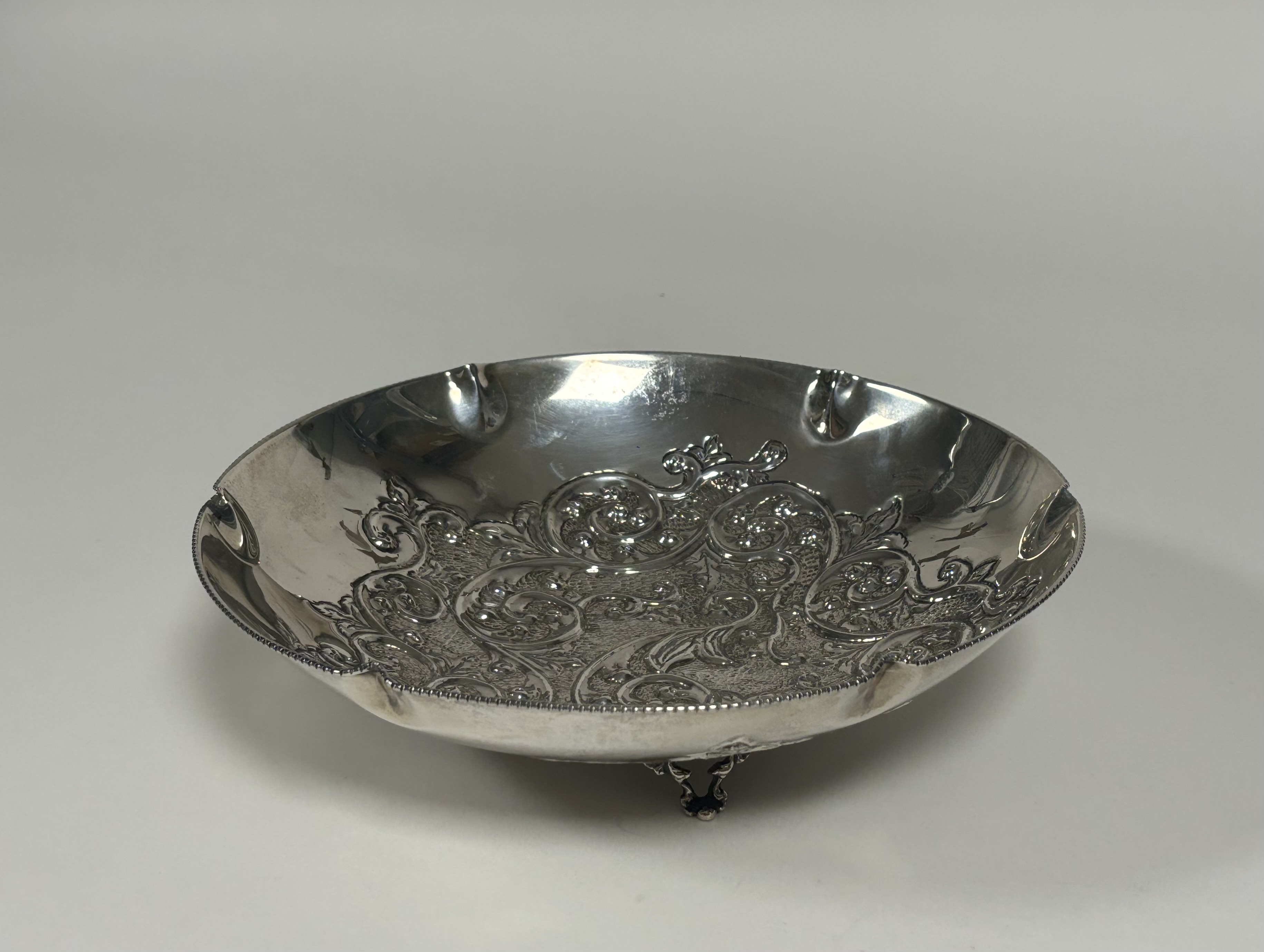 A Continental silver centre bowl, circular, the well repousse with scrolling foliage, raised on - Bild 2 aus 4