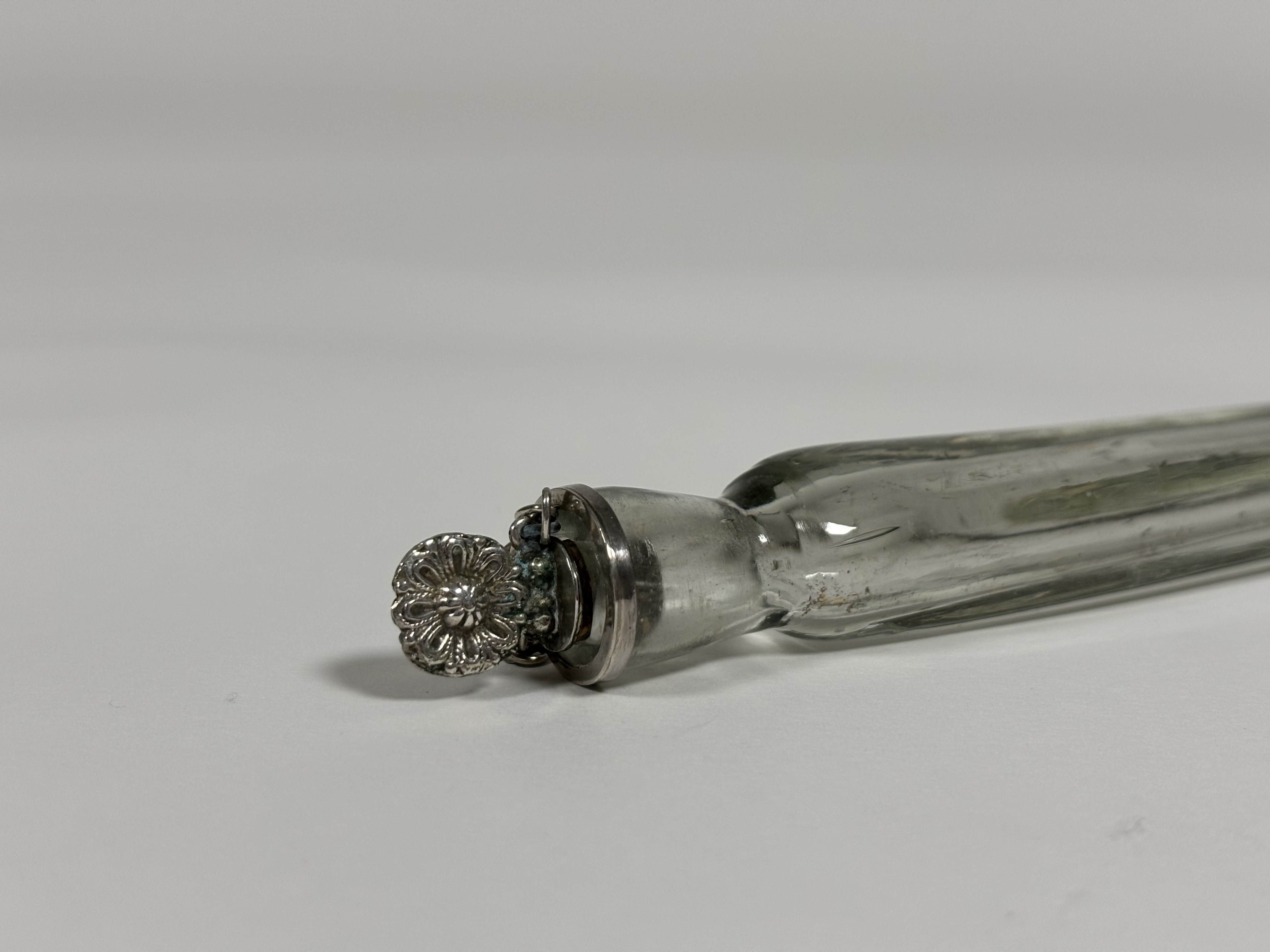 Two late 19th century scent bottles: the first a double-ended bottle in green glass, of faceted - Image 3 of 9