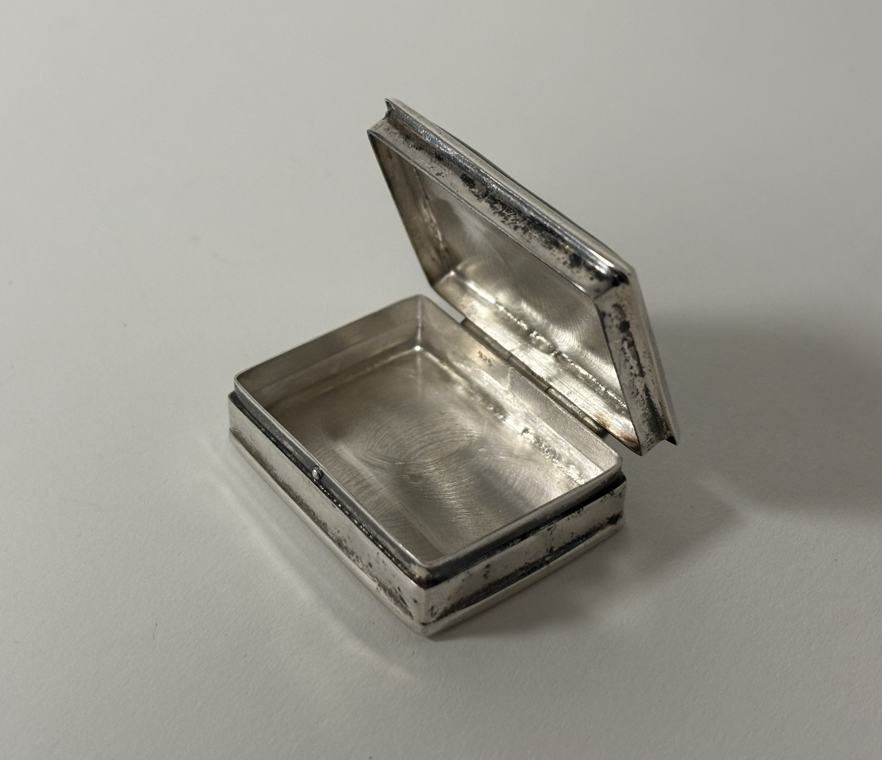 An Edwardian silver studs and cufflinks tray, the well inset with a painted panel of horses and - Image 3 of 6