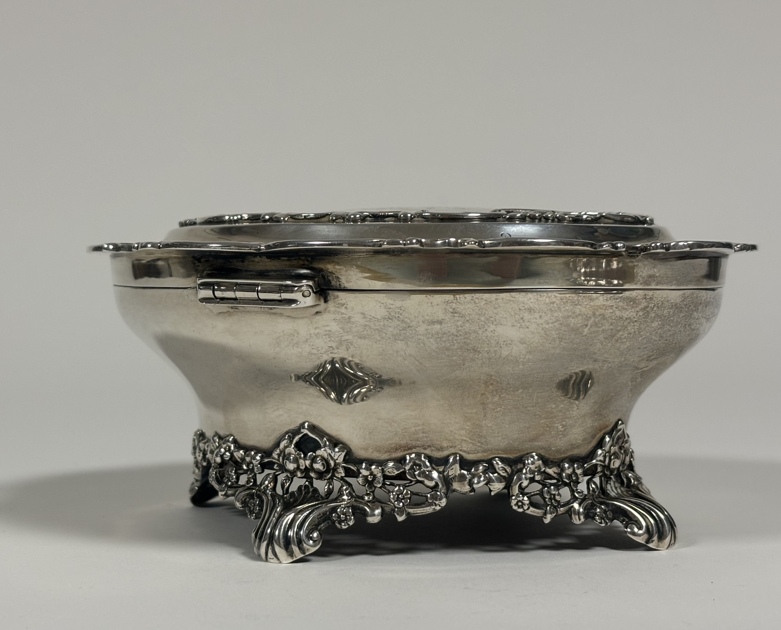 An Edwardian silver jewellery casket, William Comyns & Sons, London 1903, of oval form, the - Image 4 of 5