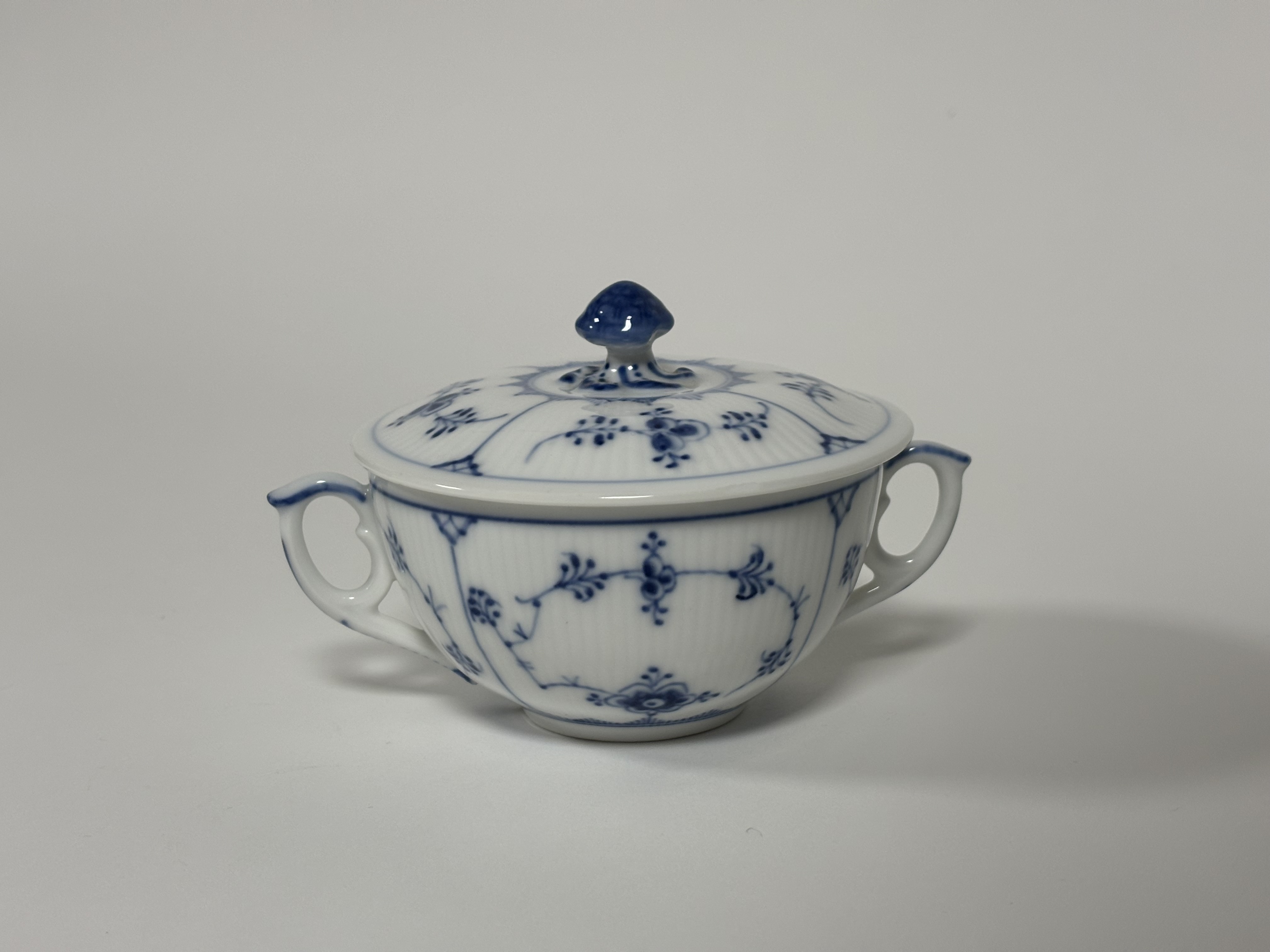 A set of six Royal Copenhagen soup cups and covers in the plain fluted blue pattern (Musselmalet), - Image 6 of 8
