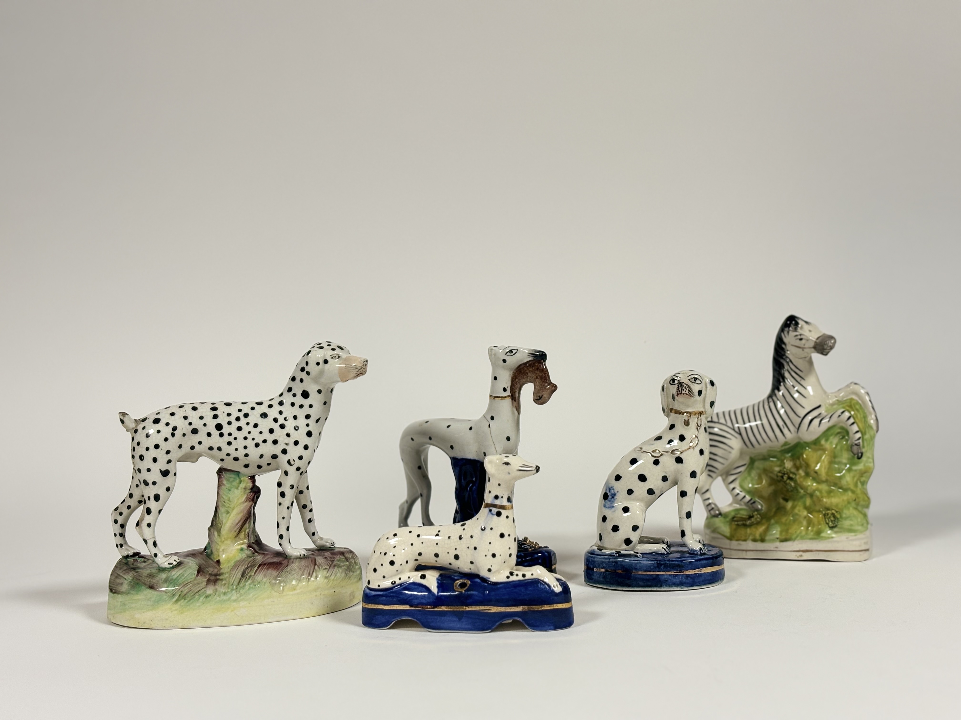 A group of five Staffordshire models, 19th century and later, comprising: a flatback prancing zebra; - Bild 2 aus 5
