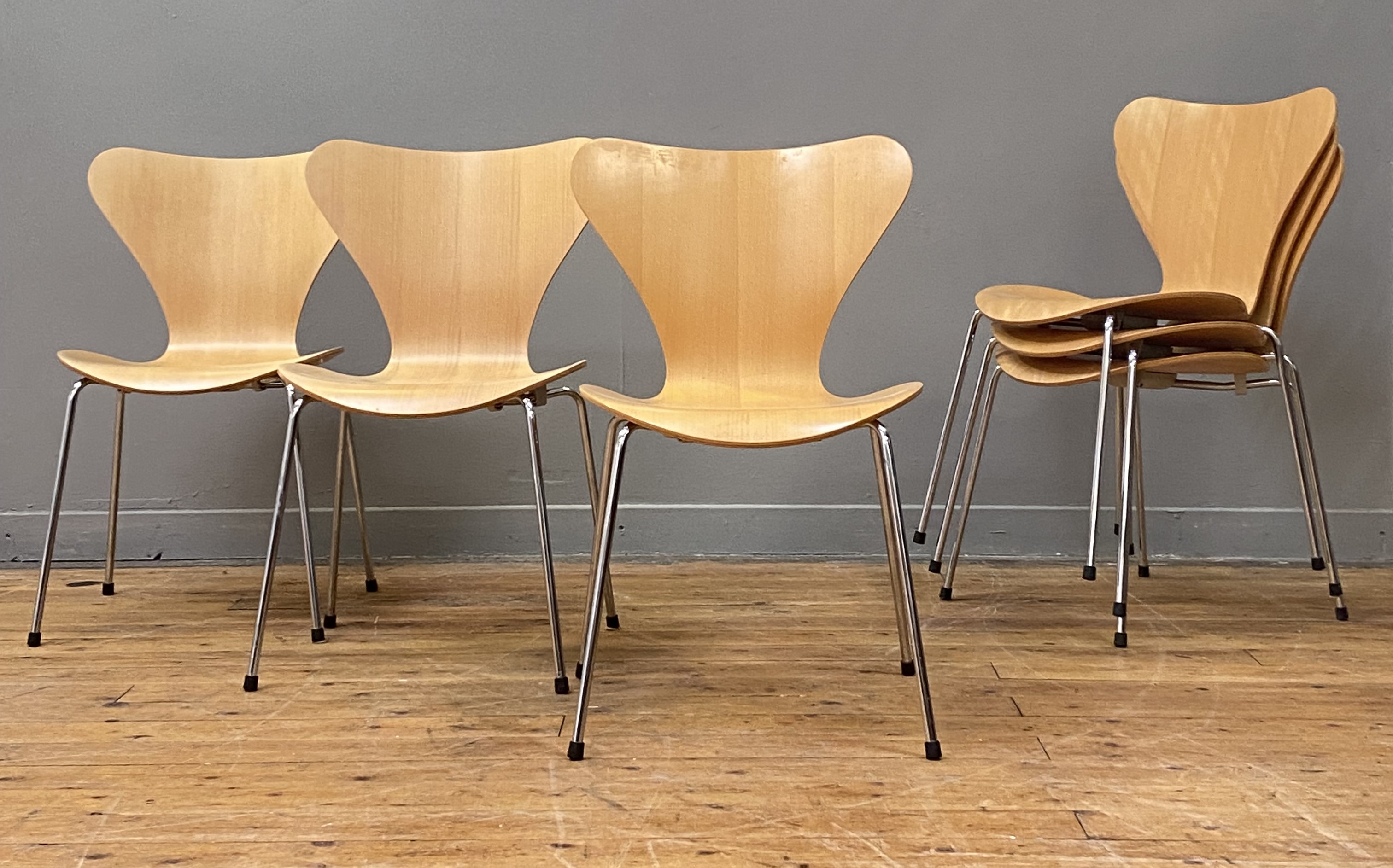 Arne Jacobsen for Fritz Hanson, a set of six Danish 'series 7' dining chairs, bentwood natural beech - Image 3 of 3