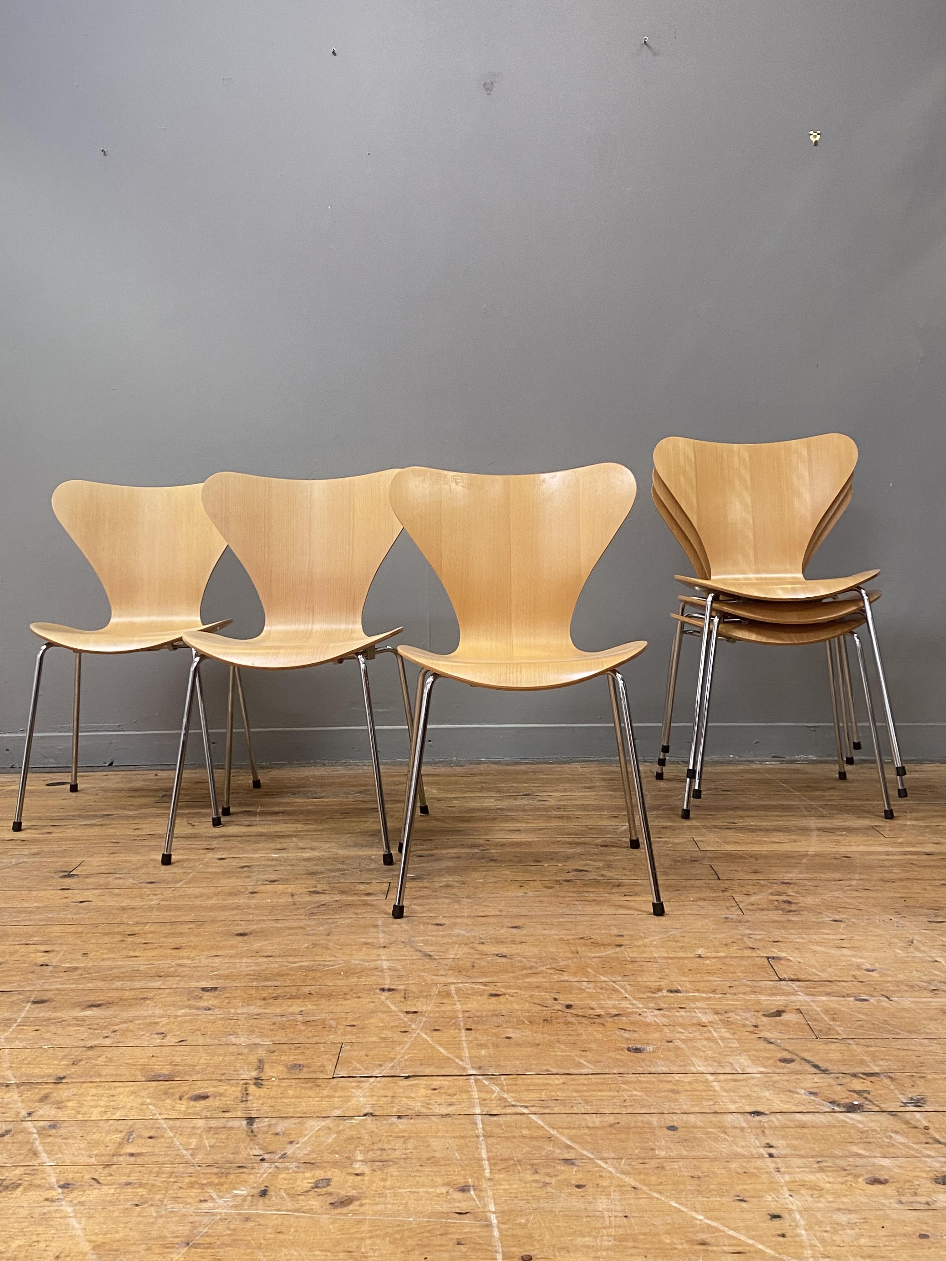 Arne Jacobsen for Fritz Hanson, a set of six Danish 'series 7' dining chairs, bentwood natural beech - Image 2 of 3