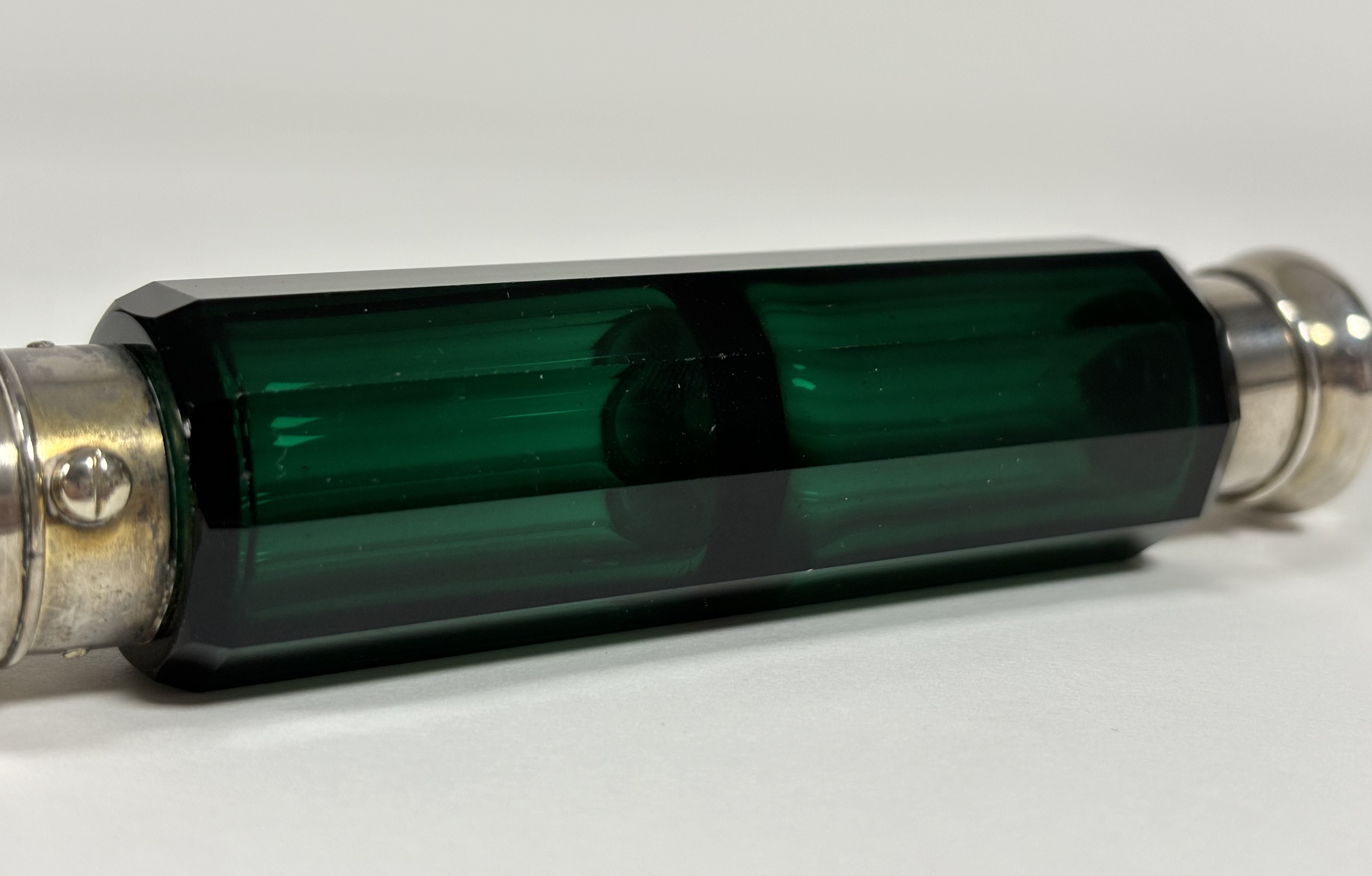 Two late 19th century scent bottles: the first a double-ended bottle in green glass, of faceted - Image 7 of 9