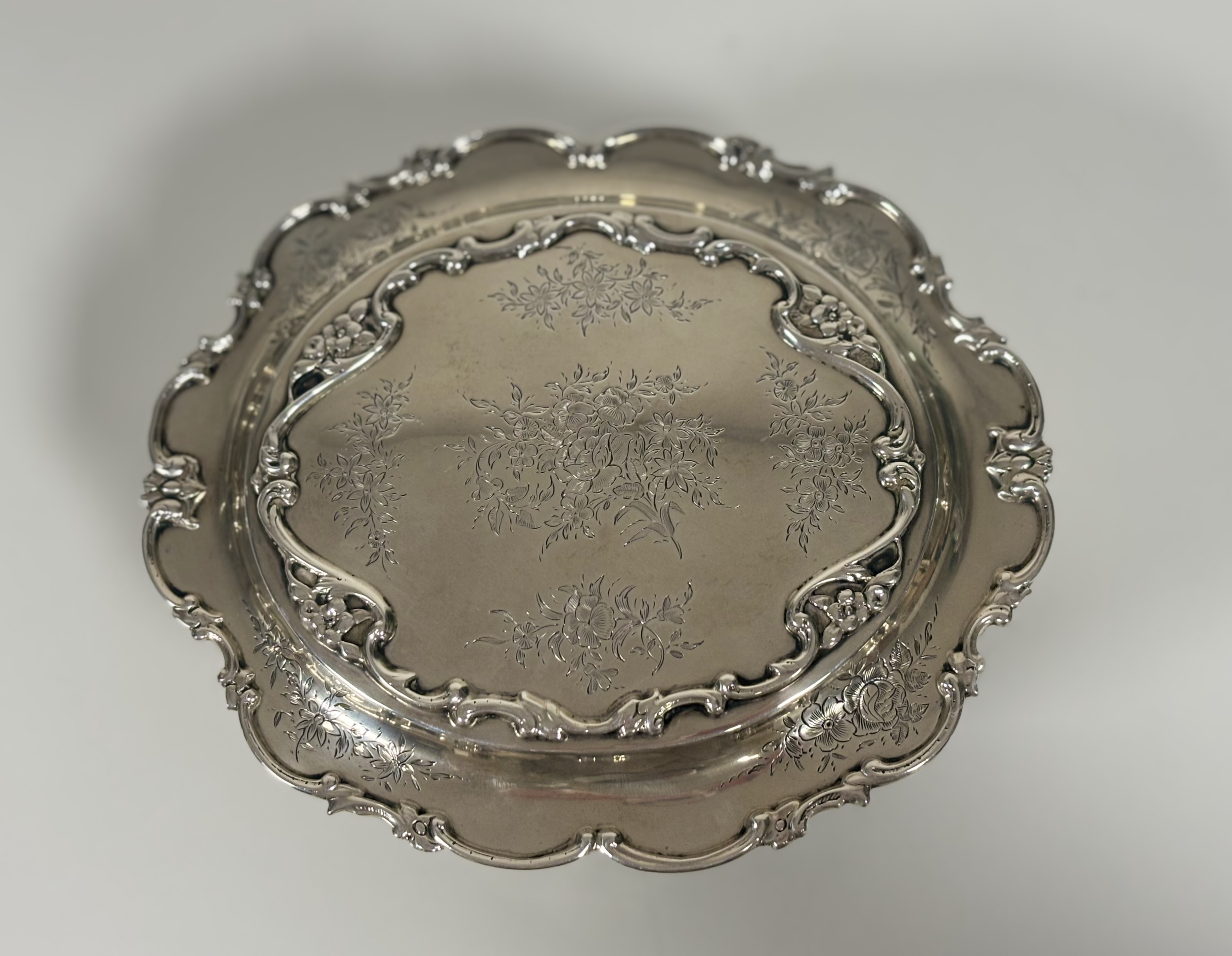 An Edwardian silver jewellery casket, William Comyns & Sons, London 1903, of oval form, the - Image 2 of 5