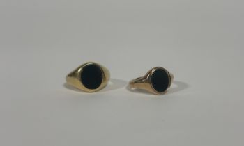 An 18ct gold signet ring, inset with an oval bloodstone plaque; together with a 9ct gold signet