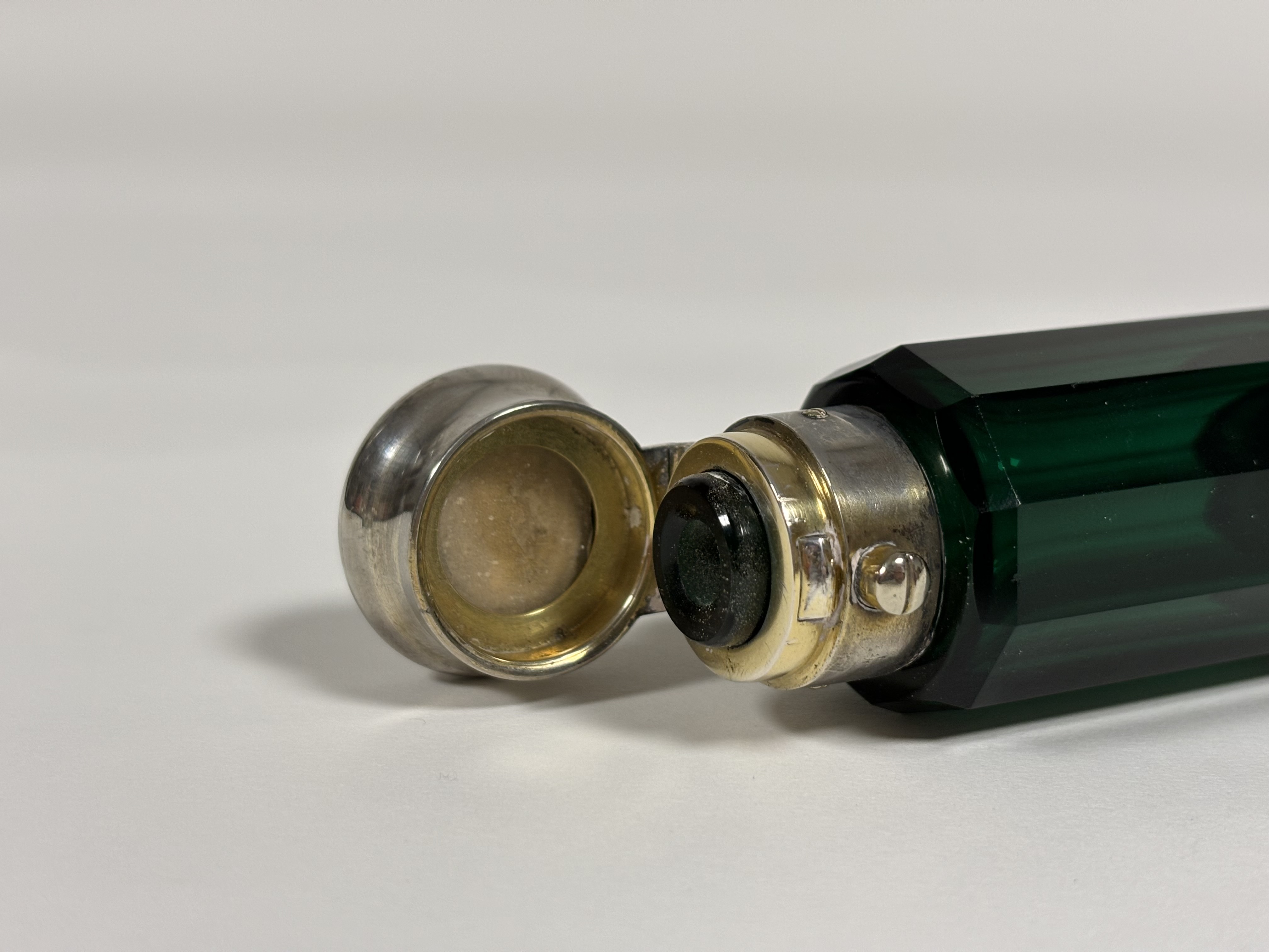 Two late 19th century scent bottles: the first a double-ended bottle in green glass, of faceted - Image 8 of 9