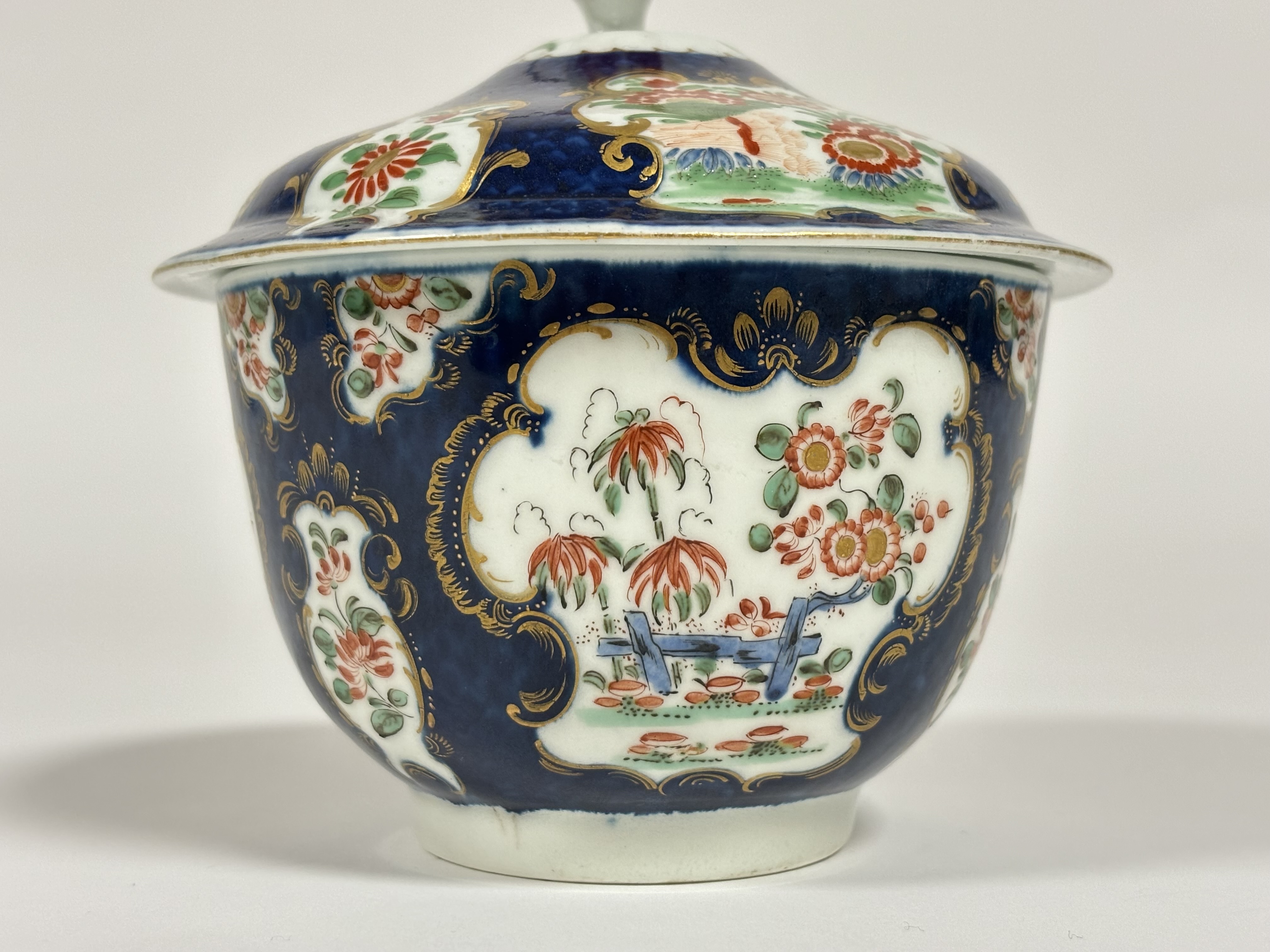 A Worcester porcelain sucrier and cover, c. 1775, painted in Kakiemon style with the Rich Queen's - Image 5 of 6