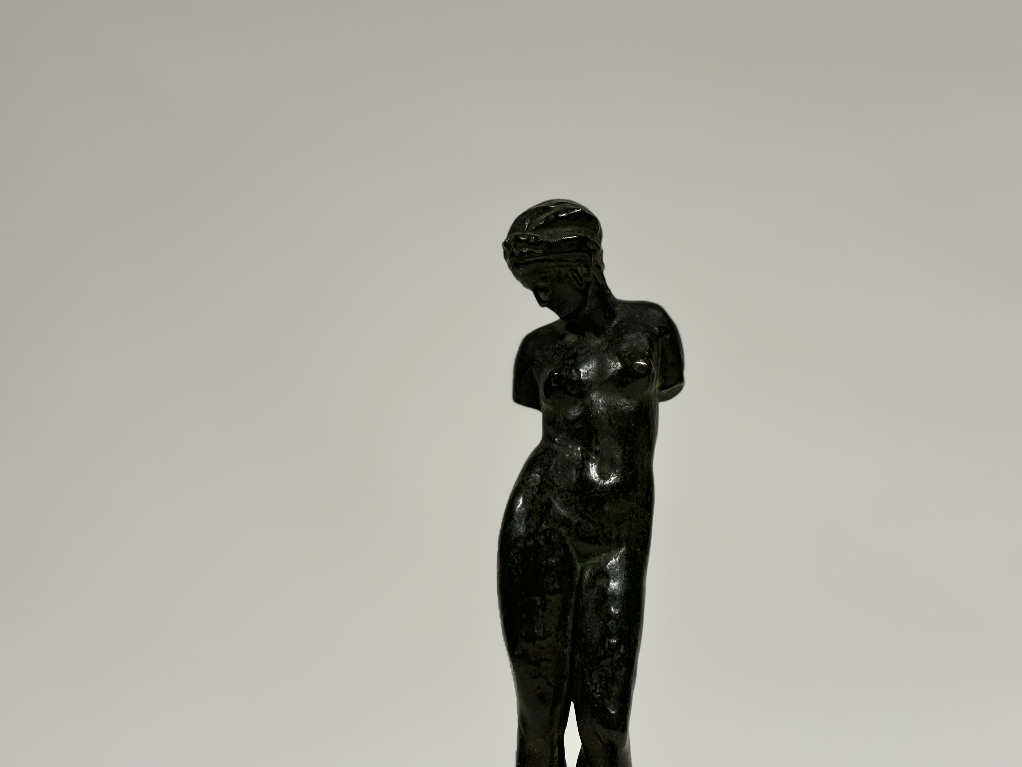 After the Antique, a bronze figure of a standing female bather, unsigned, mounted on a marble - Image 2 of 6