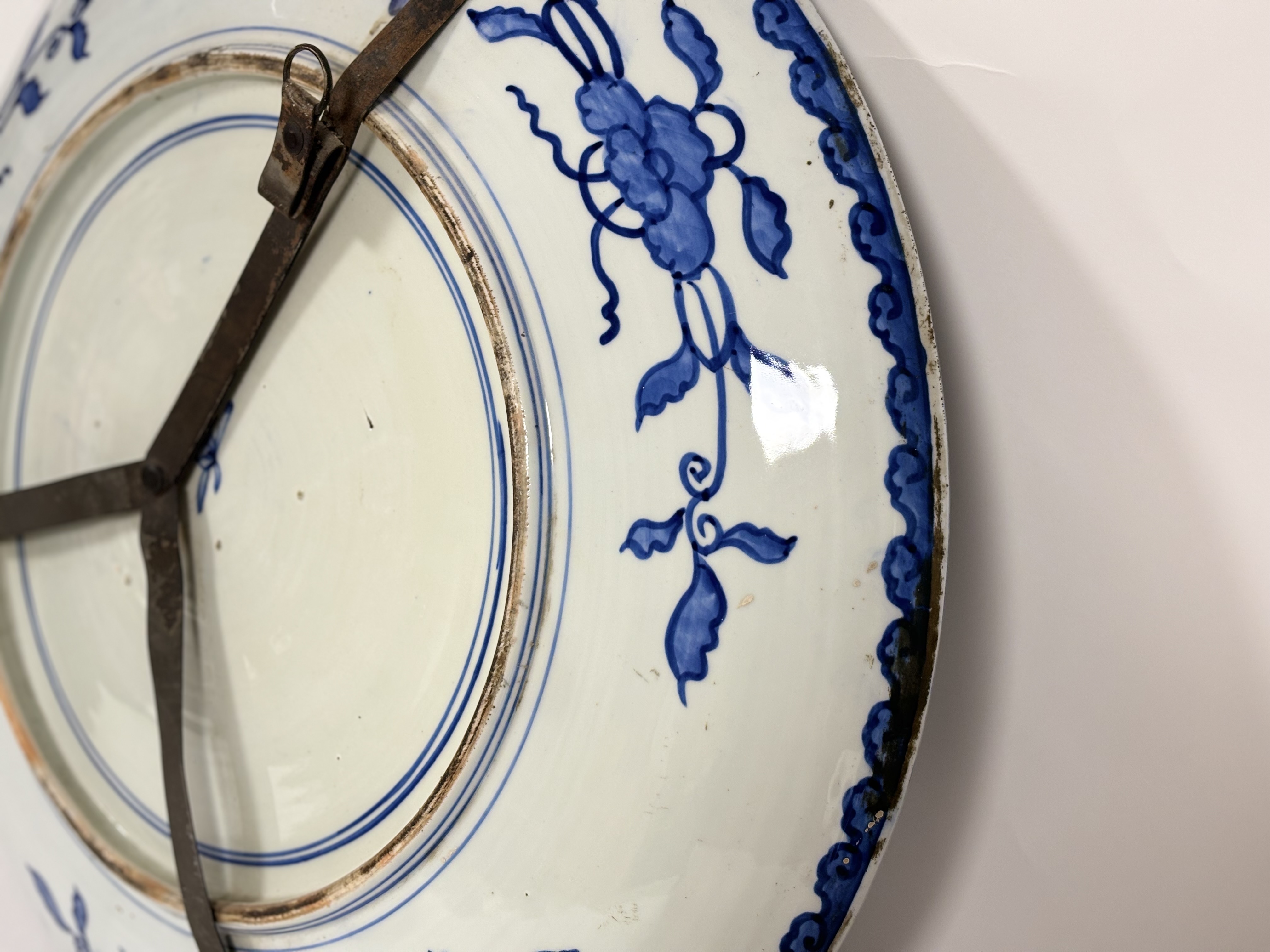 A monumental Meiji period Japanese Arita yaki sometsuke porcelain blue and white dish painted with - Image 4 of 5