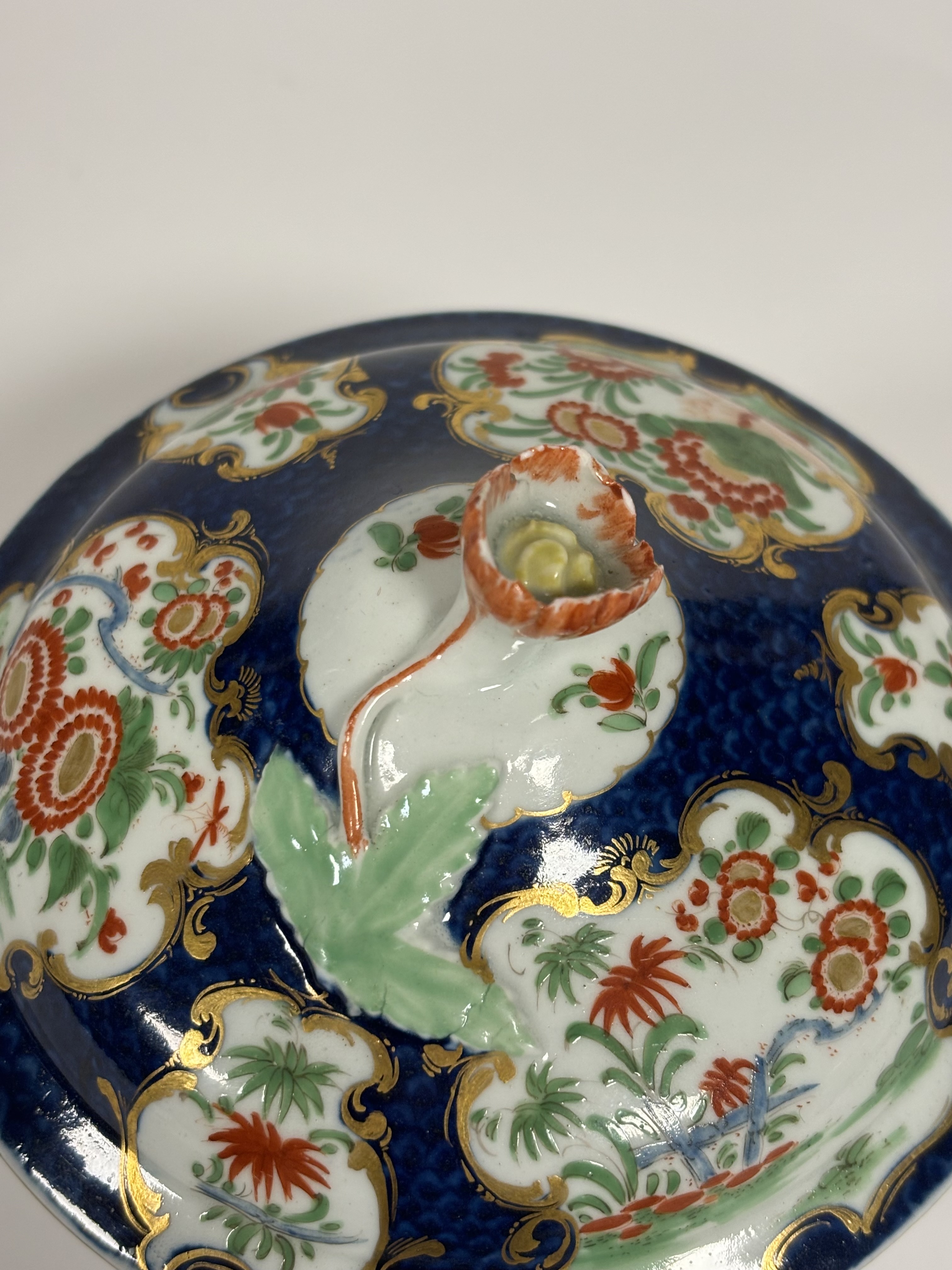 A Worcester porcelain sucrier and cover, c. 1775, painted in Kakiemon style with the Rich Queen's - Image 6 of 6