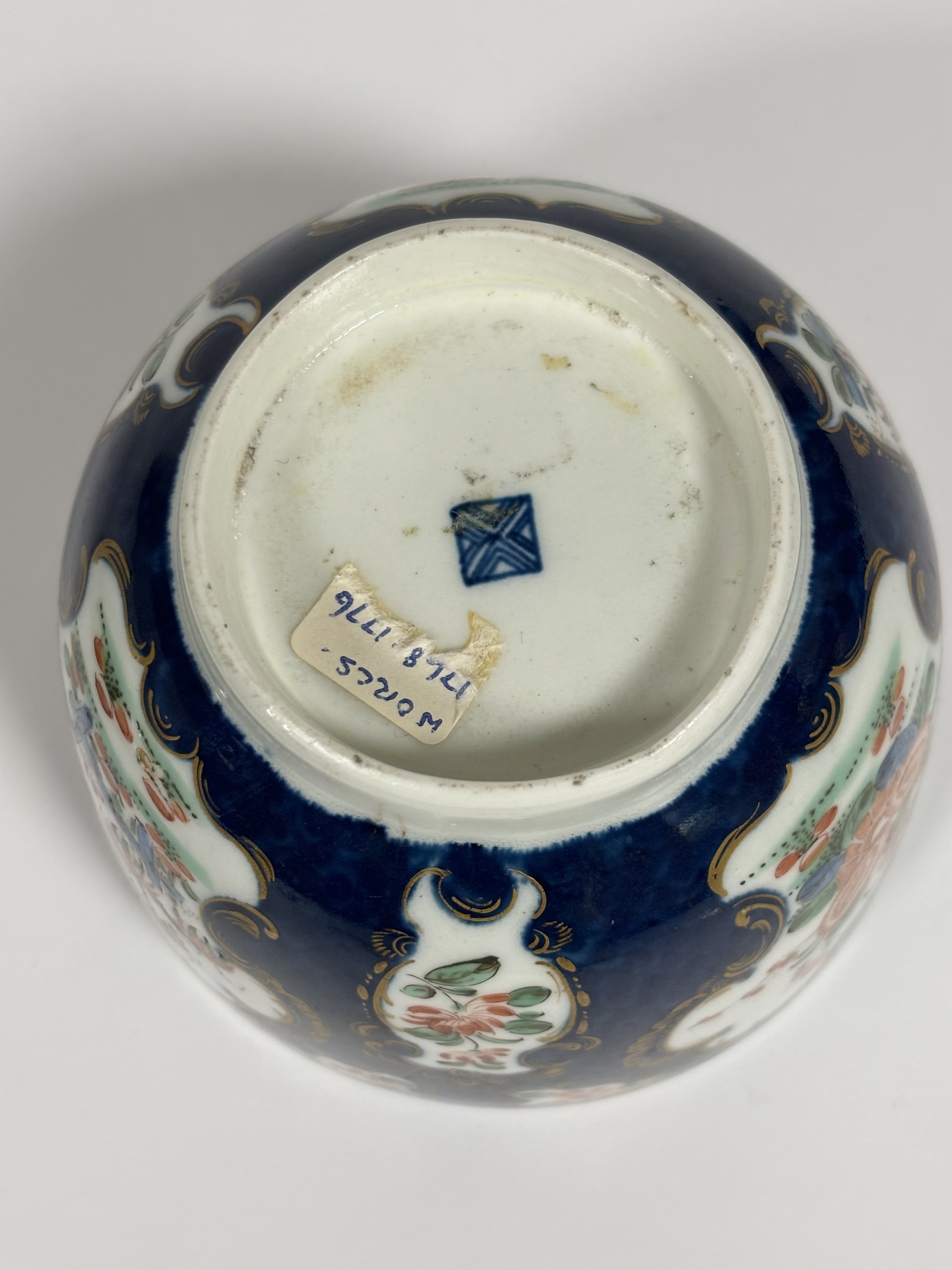 A Worcester porcelain sucrier and cover, c. 1775, painted in Kakiemon style with the Rich Queen's - Image 4 of 6