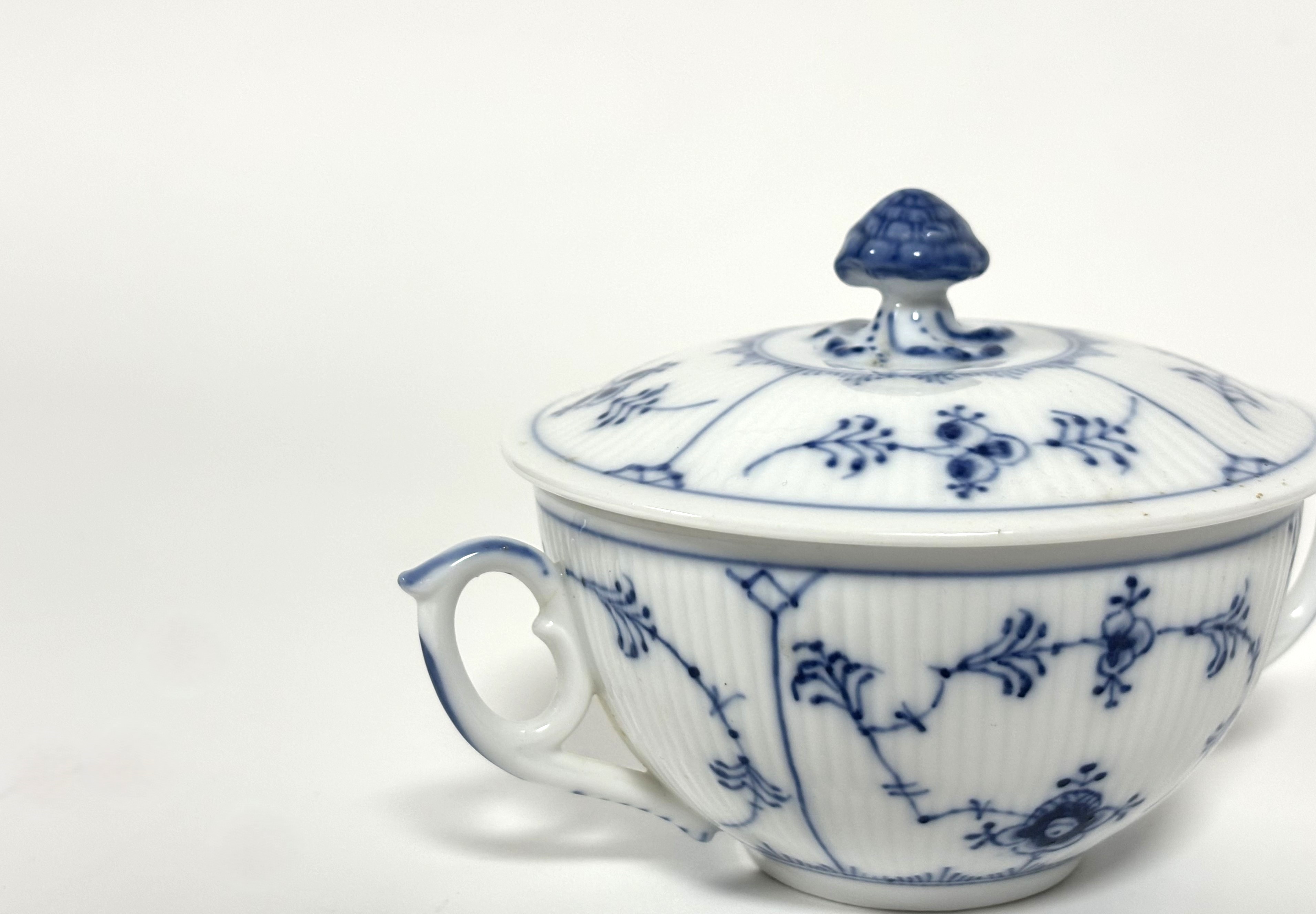 A set of six Royal Copenhagen soup cups and covers in the plain fluted blue pattern (Musselmalet), - Image 4 of 8