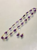 A suite of amethyst jewellery of polished nugget form comprising a gilt chain link necklace set