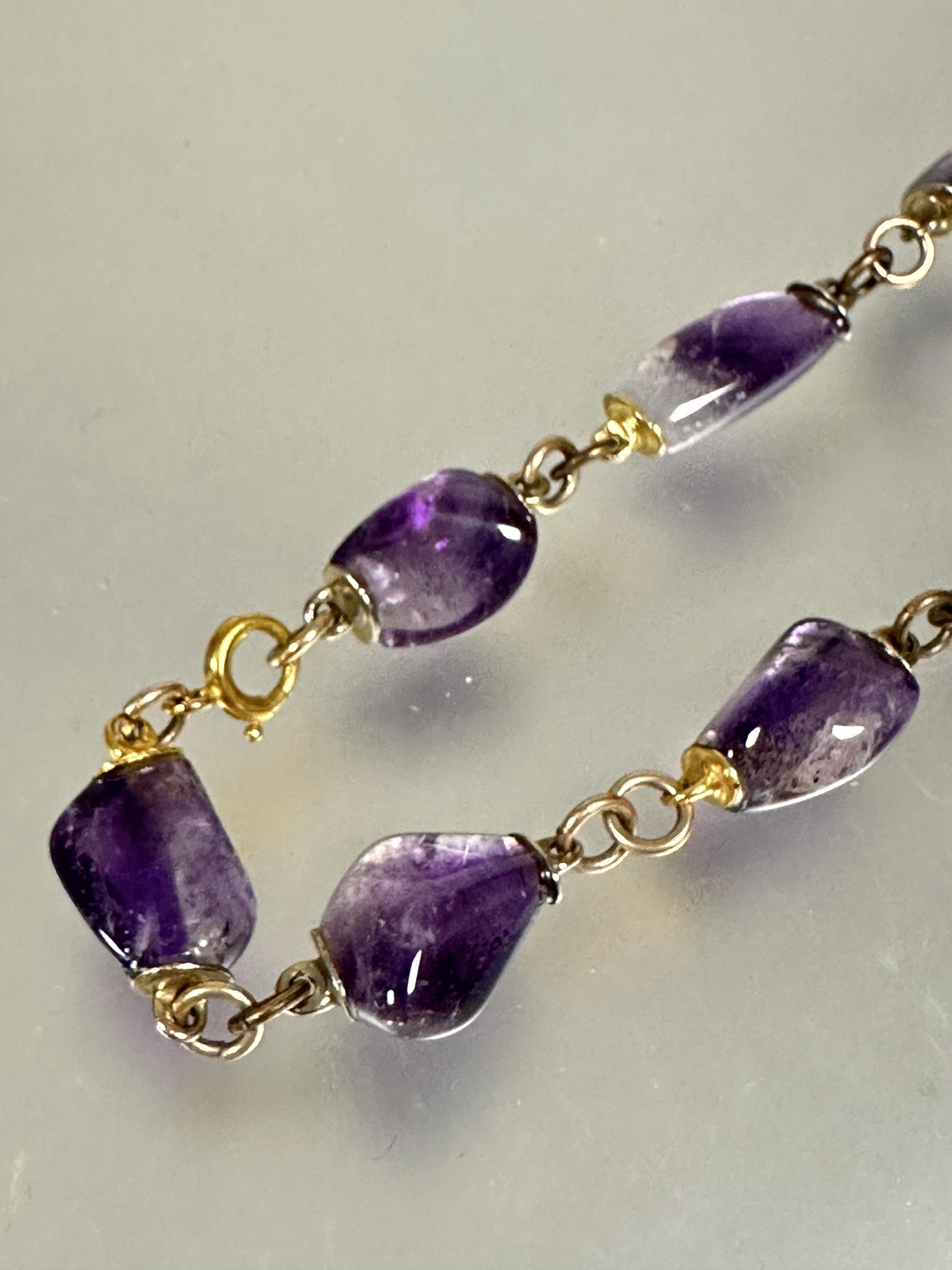 A suite of amethyst jewellery of polished nugget form comprising a gilt chain link necklace set - Image 3 of 3