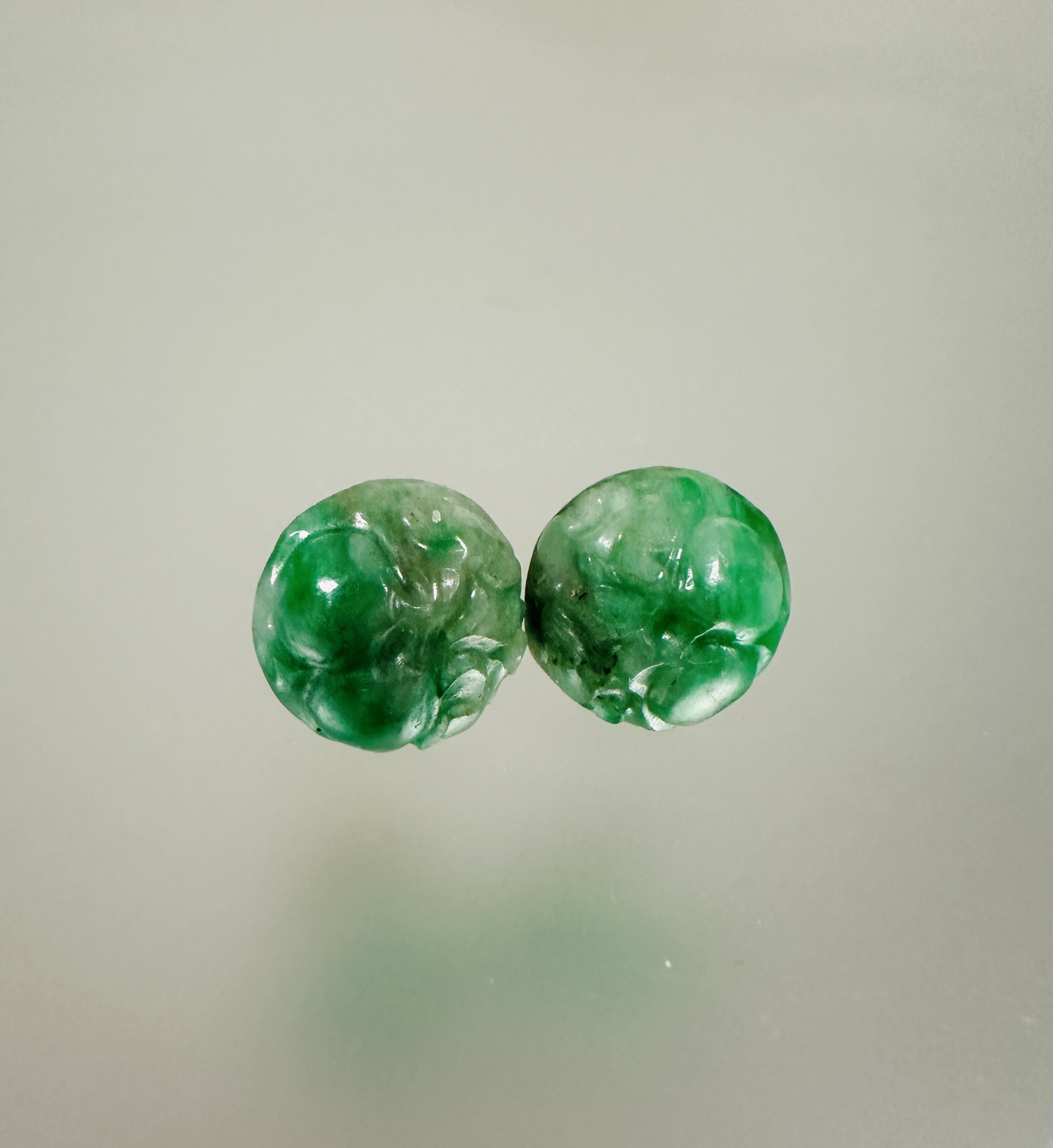 A pair of carved circular celadon jade stud earrings mounted in 18ct white gold D x 1cm 3.52g - Image 3 of 3