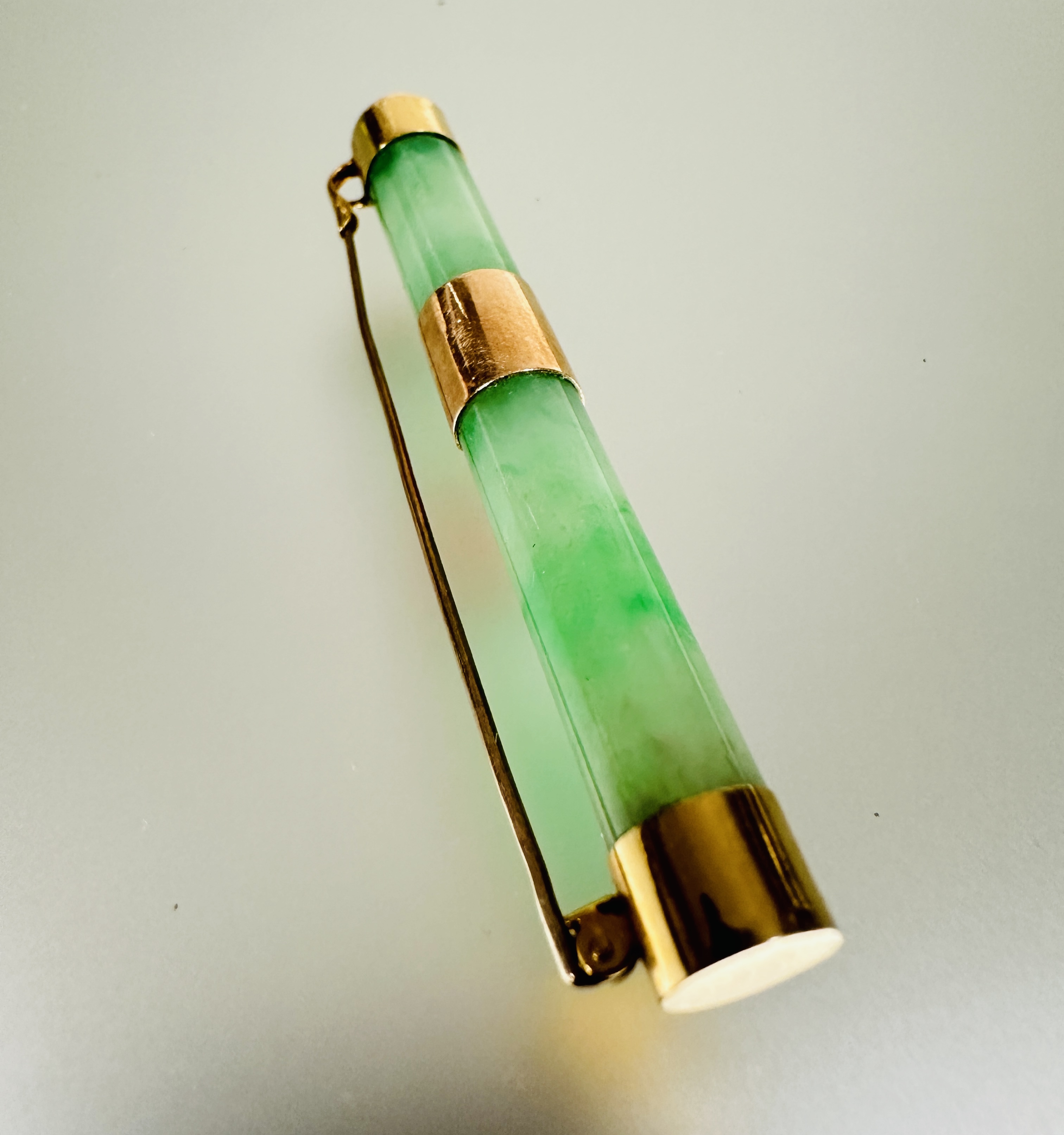 A Chinese 22ct gold mounted celadon jadeite barrel brooch with original clasp fastening shows no - Image 4 of 4