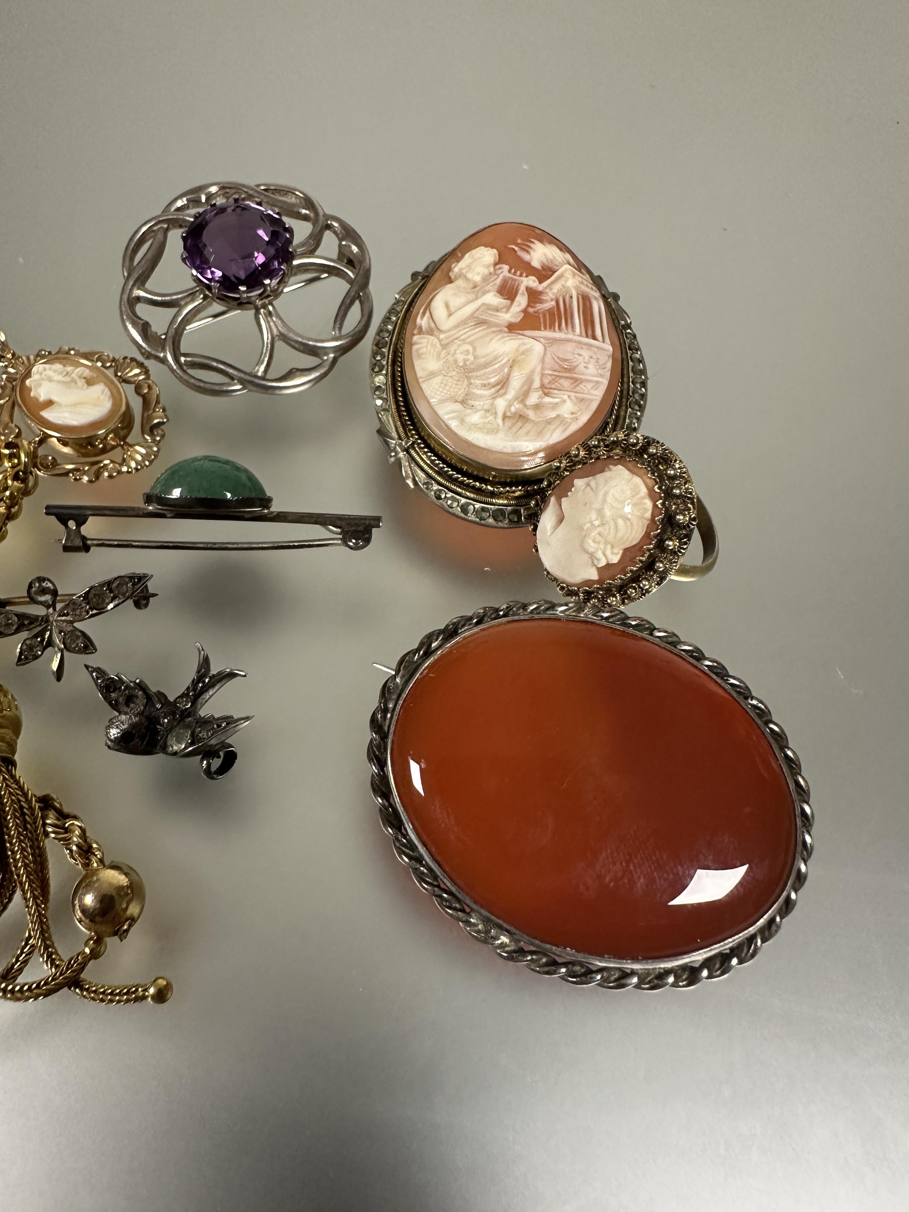 A collection of costume jewellery to include a 9ct gold cameo set oval pendant L x 3cm  2.17g, a - Image 3 of 4