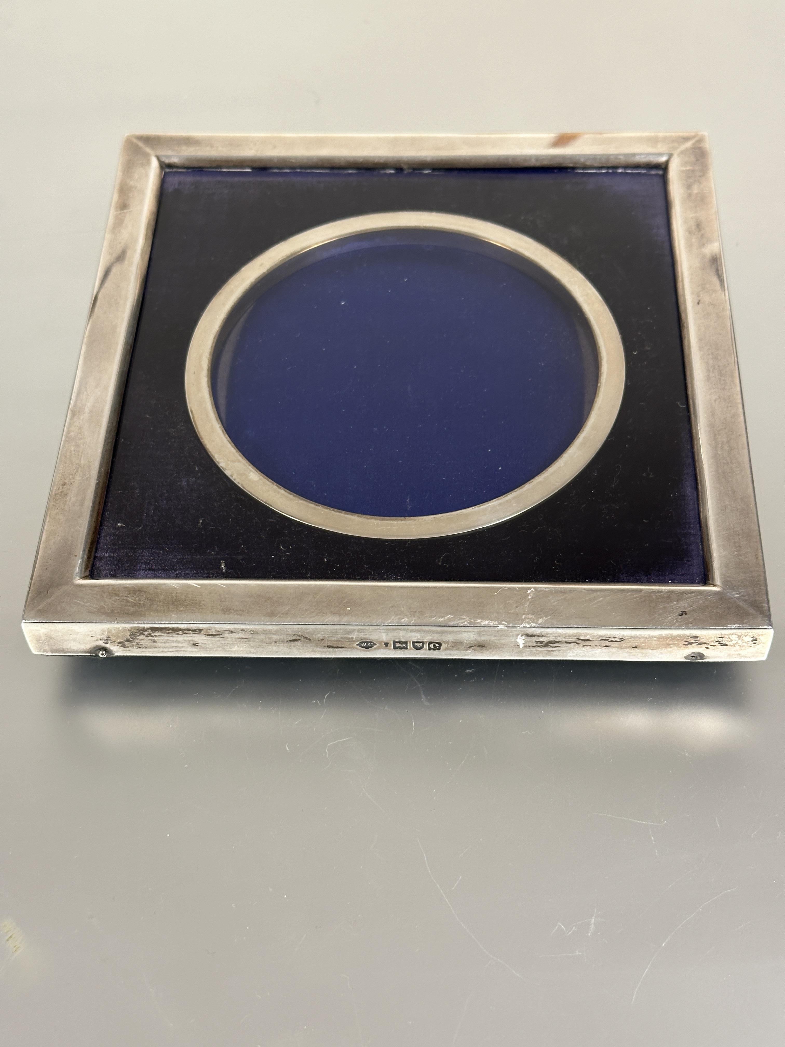 A Edwardian London silver square shaped photograph frame with inner circular aperture and velvet - Image 2 of 3