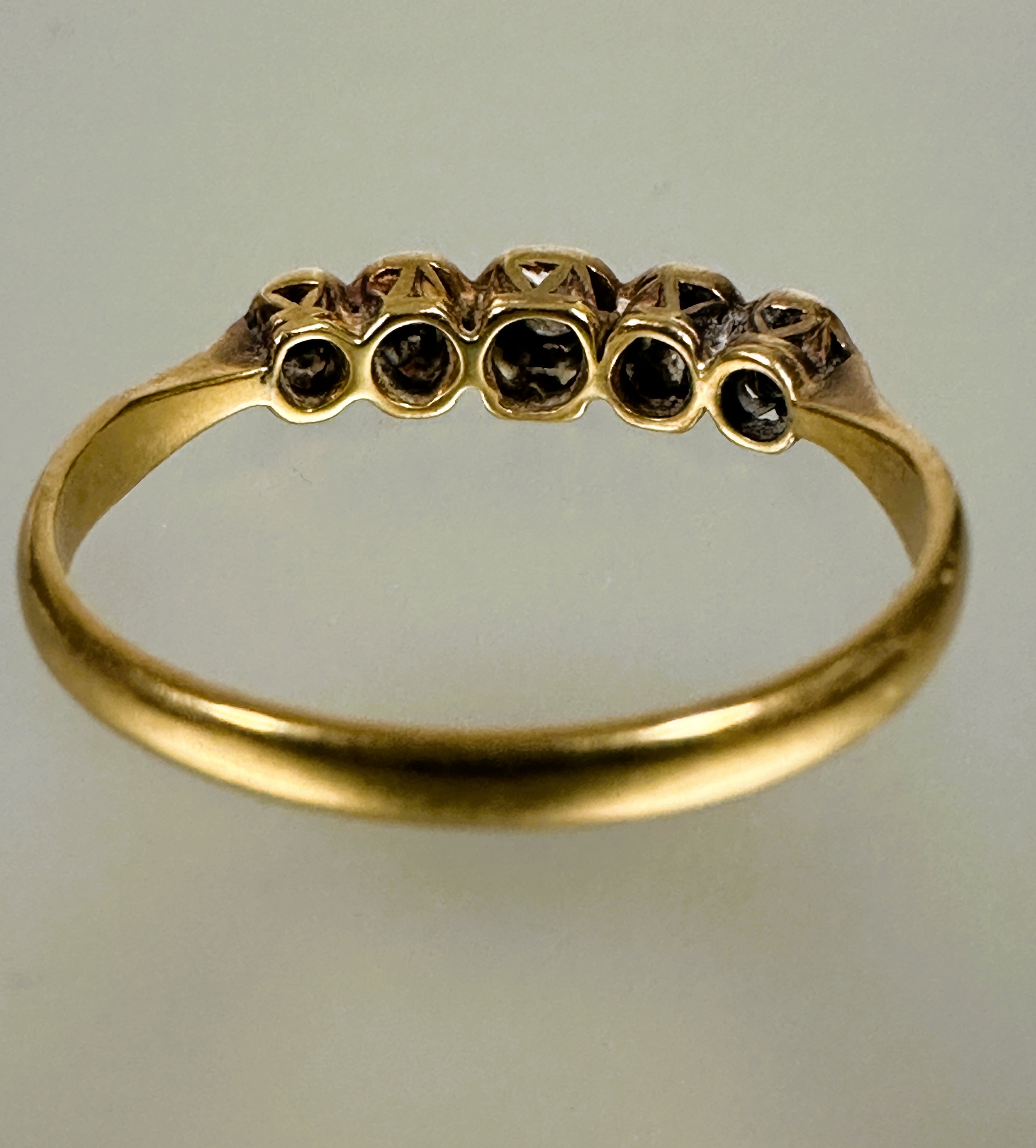 A Edwardian 18ct gold and platinum mounted four stone graduated diamond ring in rub over setting a/f - Image 3 of 3