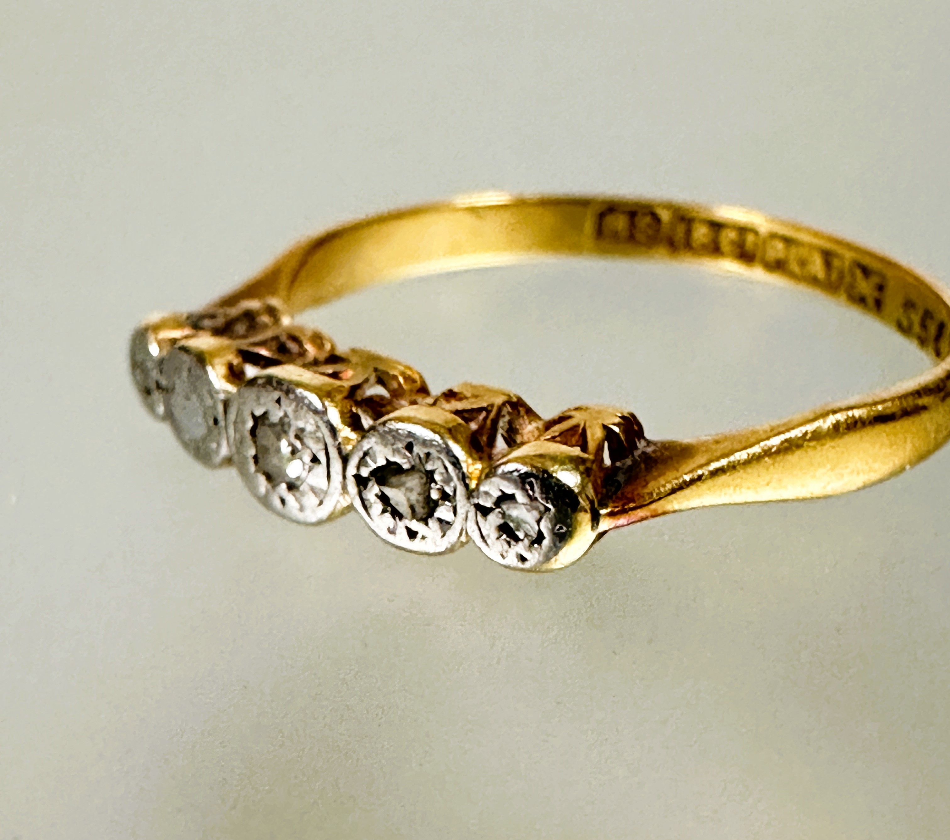 A Edwardian 18ct gold and platinum mounted four stone graduated diamond ring in rub over setting a/f - Image 2 of 3