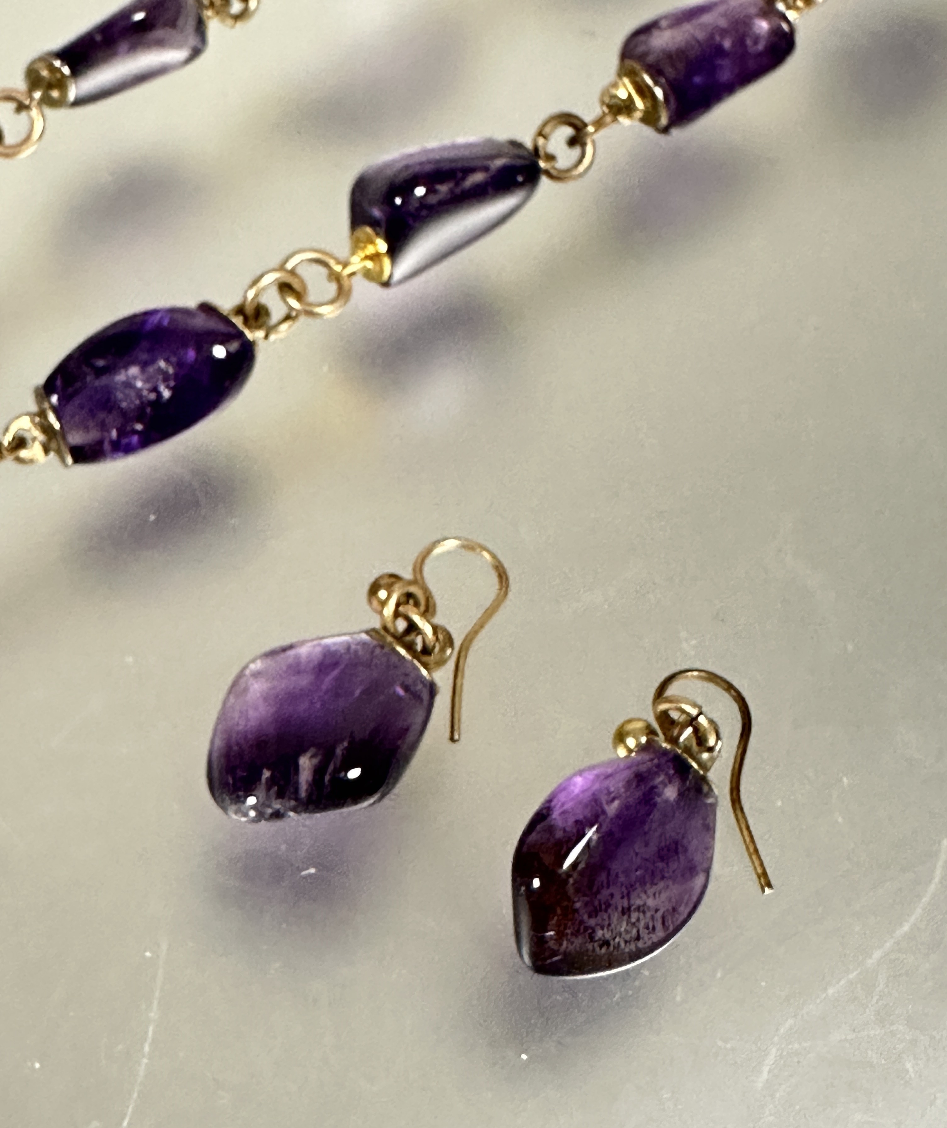 A suite of amethyst jewellery of polished nugget form comprising a gilt chain link necklace set - Image 2 of 3