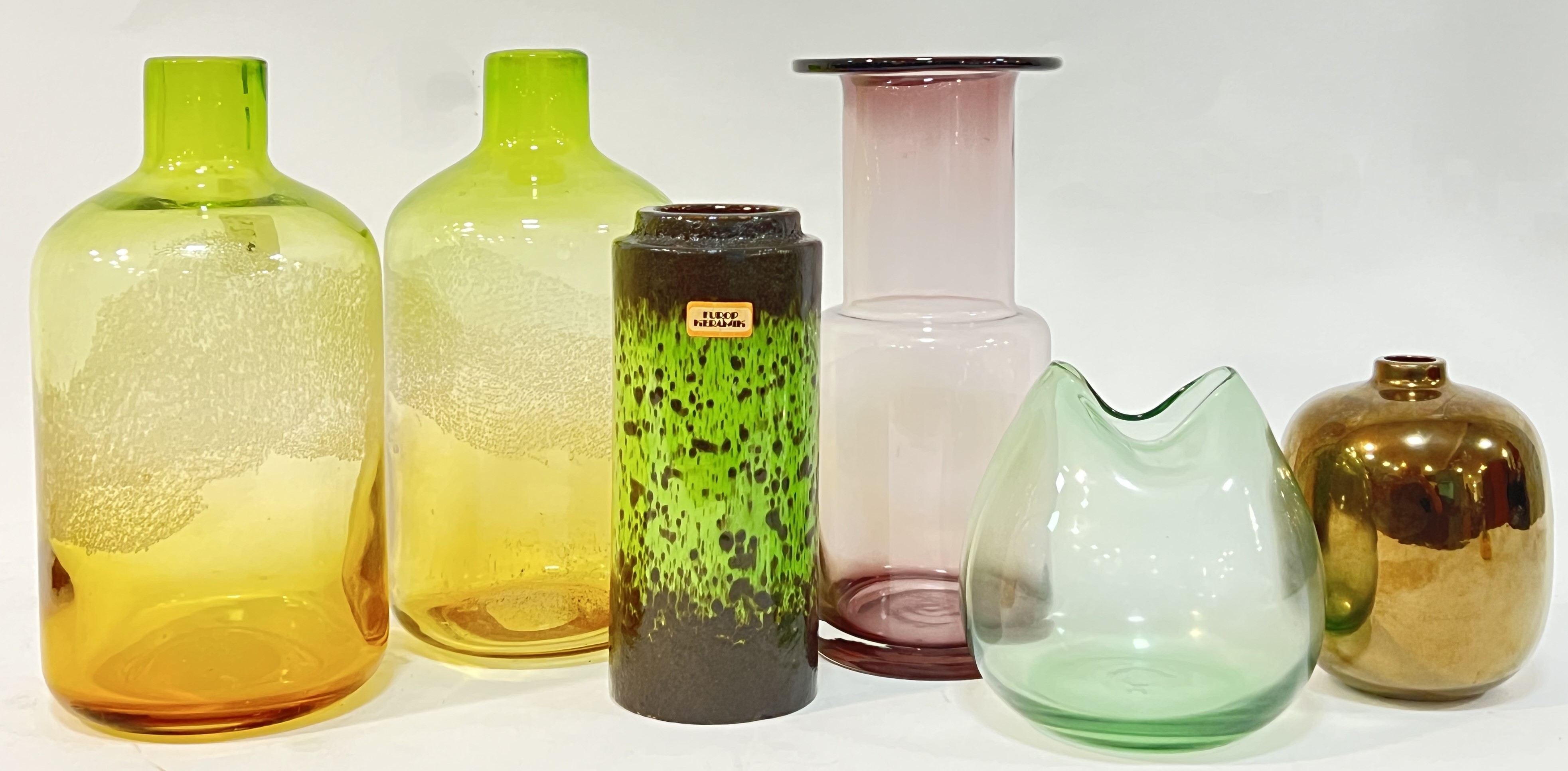 A group of mid-century/modern ceramics and glass comprising two green/yellow bubble glass jars (h-