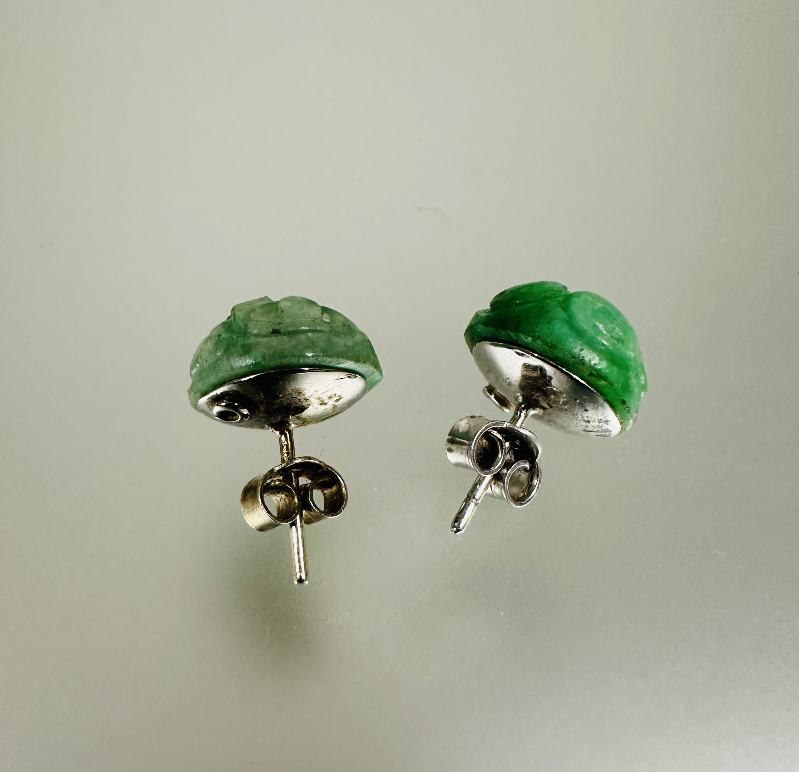 A pair of carved circular celadon jade stud earrings mounted in 18ct white gold D x 1cm 3.52g - Image 2 of 3