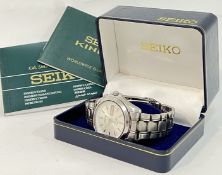 A stainless steel Seiko Kinetic watch with baton indices and day/date complication, tri-link
