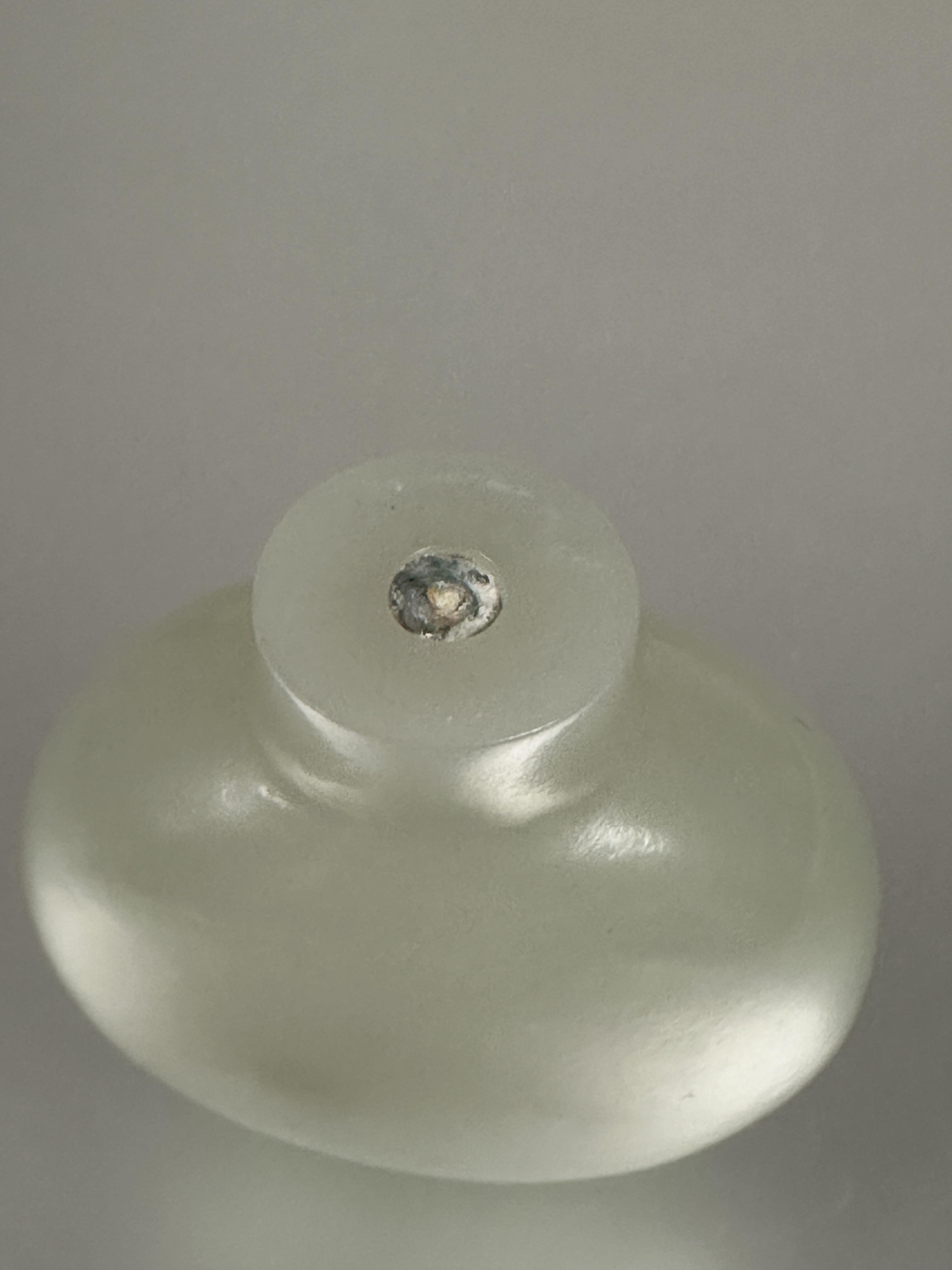 A pale celadon Jade snuff bottle no stopper H x 5.3cm L x 5cm W x 2.2cm - Image 3 of 4