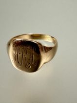 A yellow metal signet ring engraved with initials AKH I 3.1g