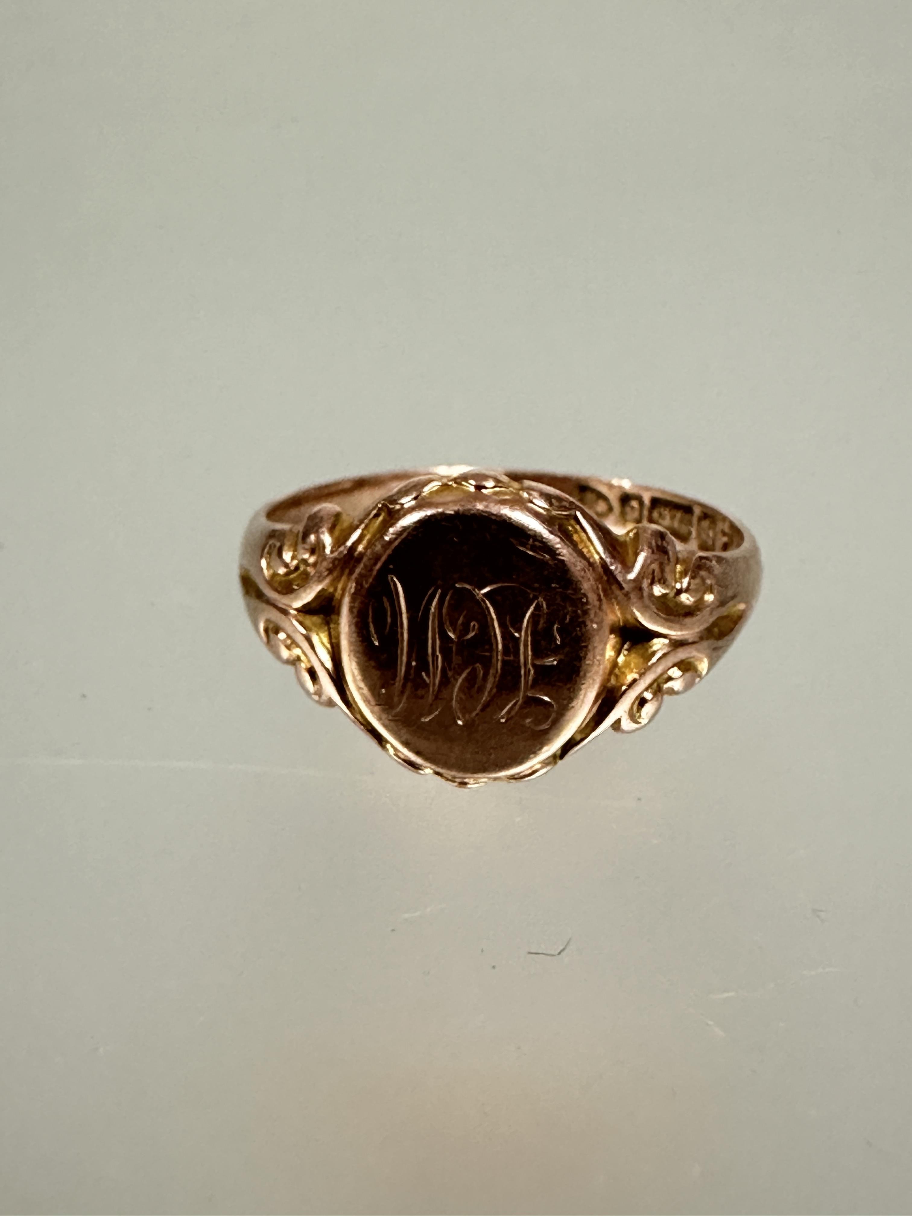 A 9ct rose gold signet ring with engraved intials TCM M 2.96g
