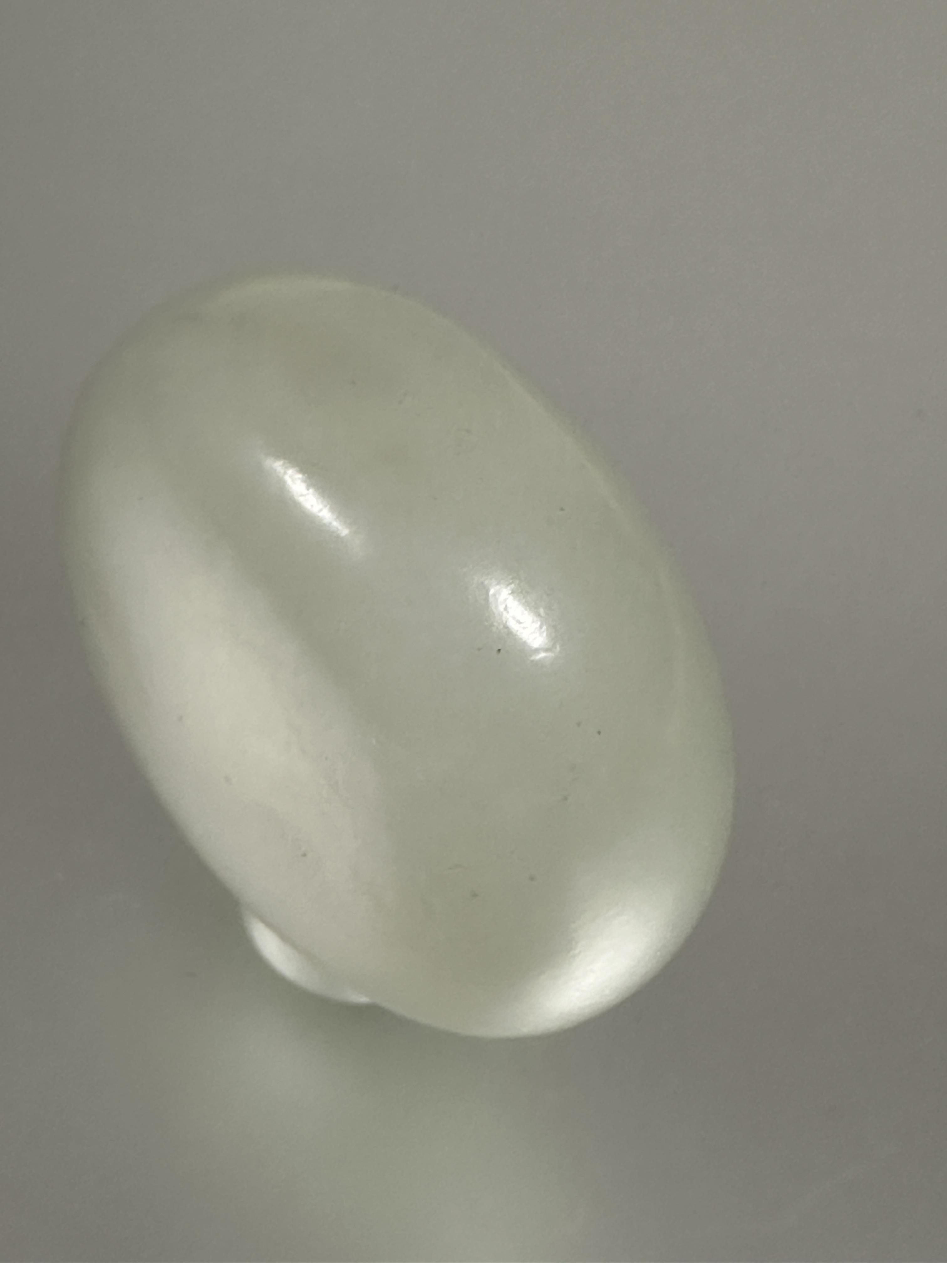 A pale celadon Jade snuff bottle no stopper H x 5.3cm L x 5cm W x 2.2cm - Image 4 of 4