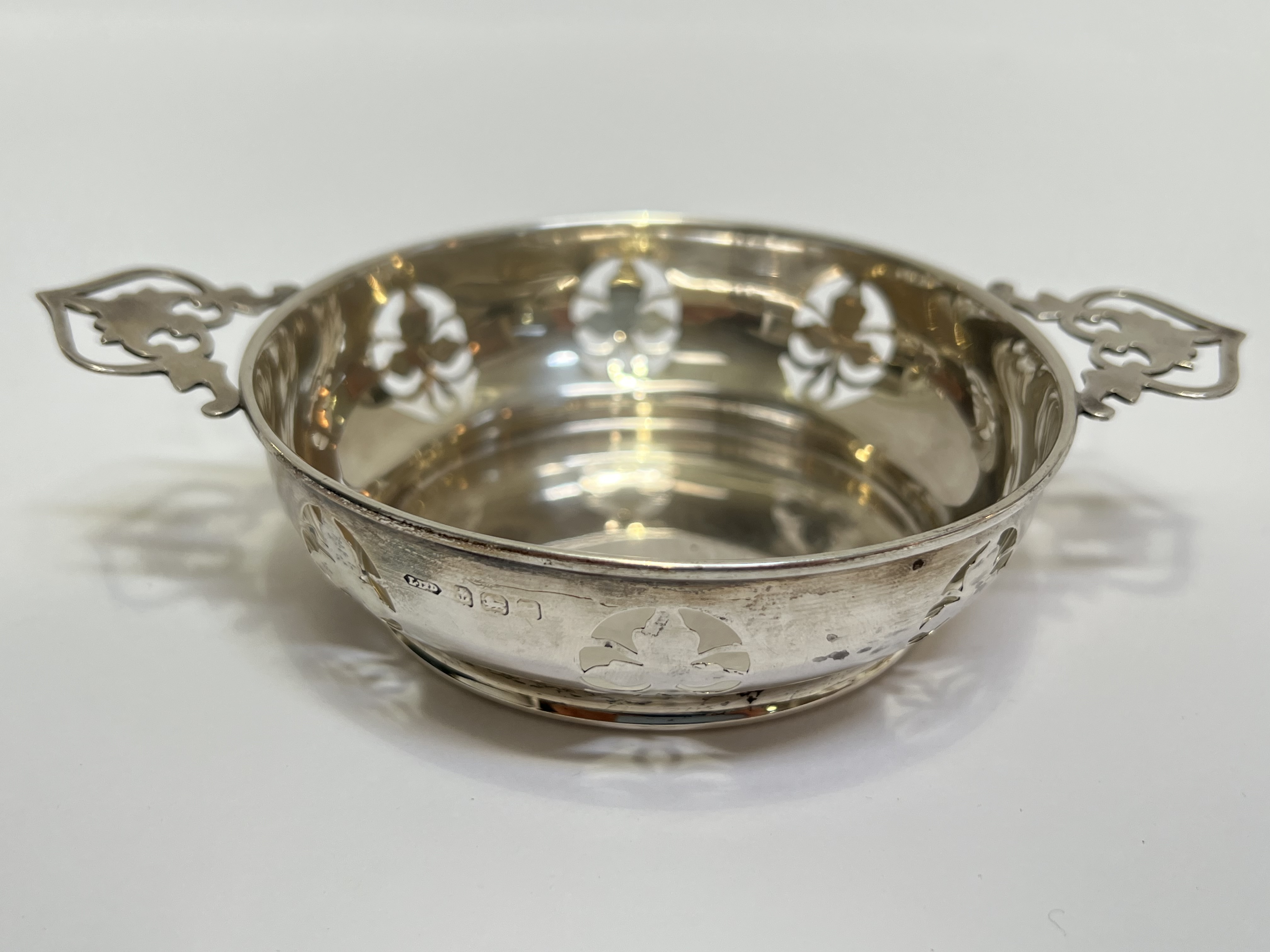 A George VI Birmingham hallmarked (1939) silver pierced edge quaich-form dish by Lanson Ltd - Image 2 of 2