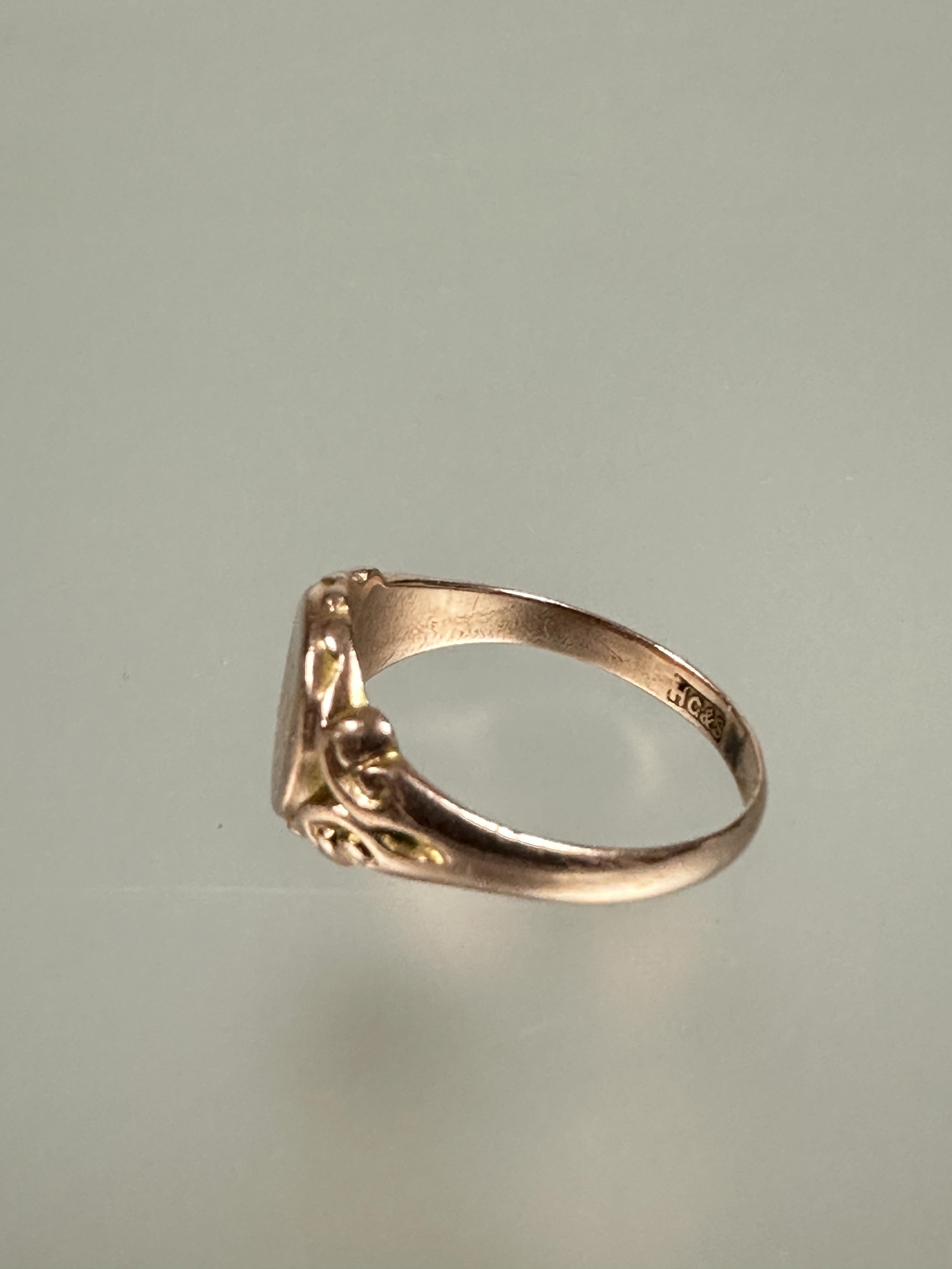 A 9ct rose gold signet ring with engraved intials TCM M 2.96g - Image 2 of 4