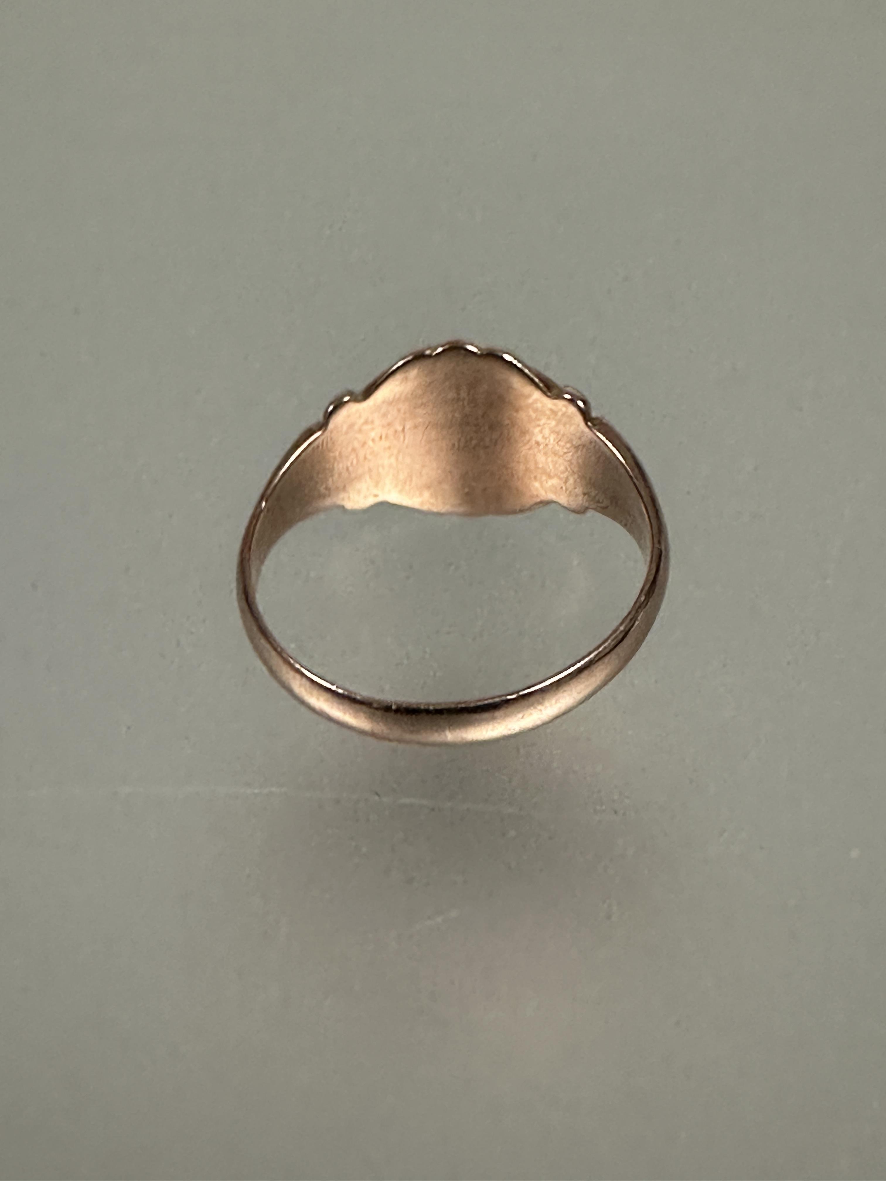 A 9ct rose gold signet ring with engraved intials TCM M 2.96g - Image 3 of 4