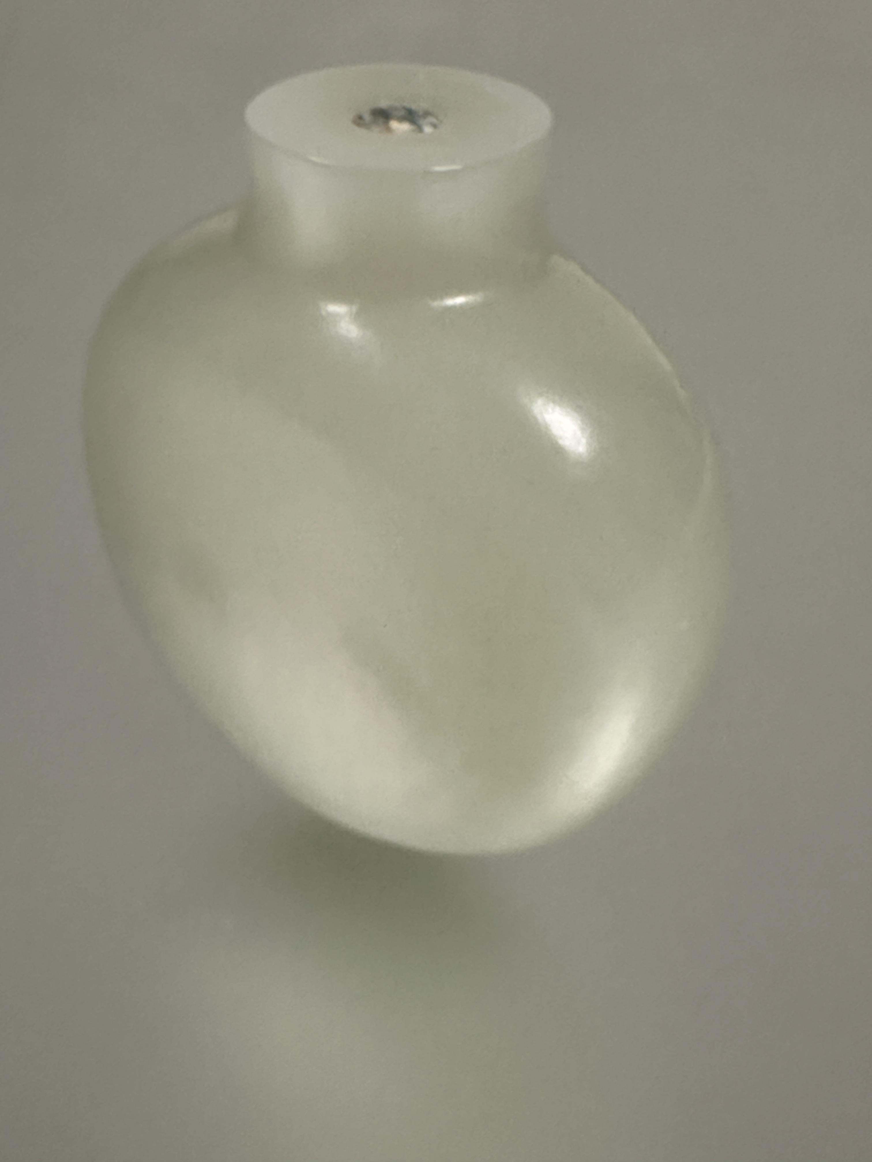 A pale celadon Jade snuff bottle no stopper H x 5.3cm L x 5cm W x 2.2cm - Image 2 of 4