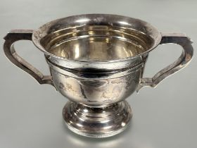 An Edwardian Sheffield silver two handled rose bowl of out swept form with squared handles to side